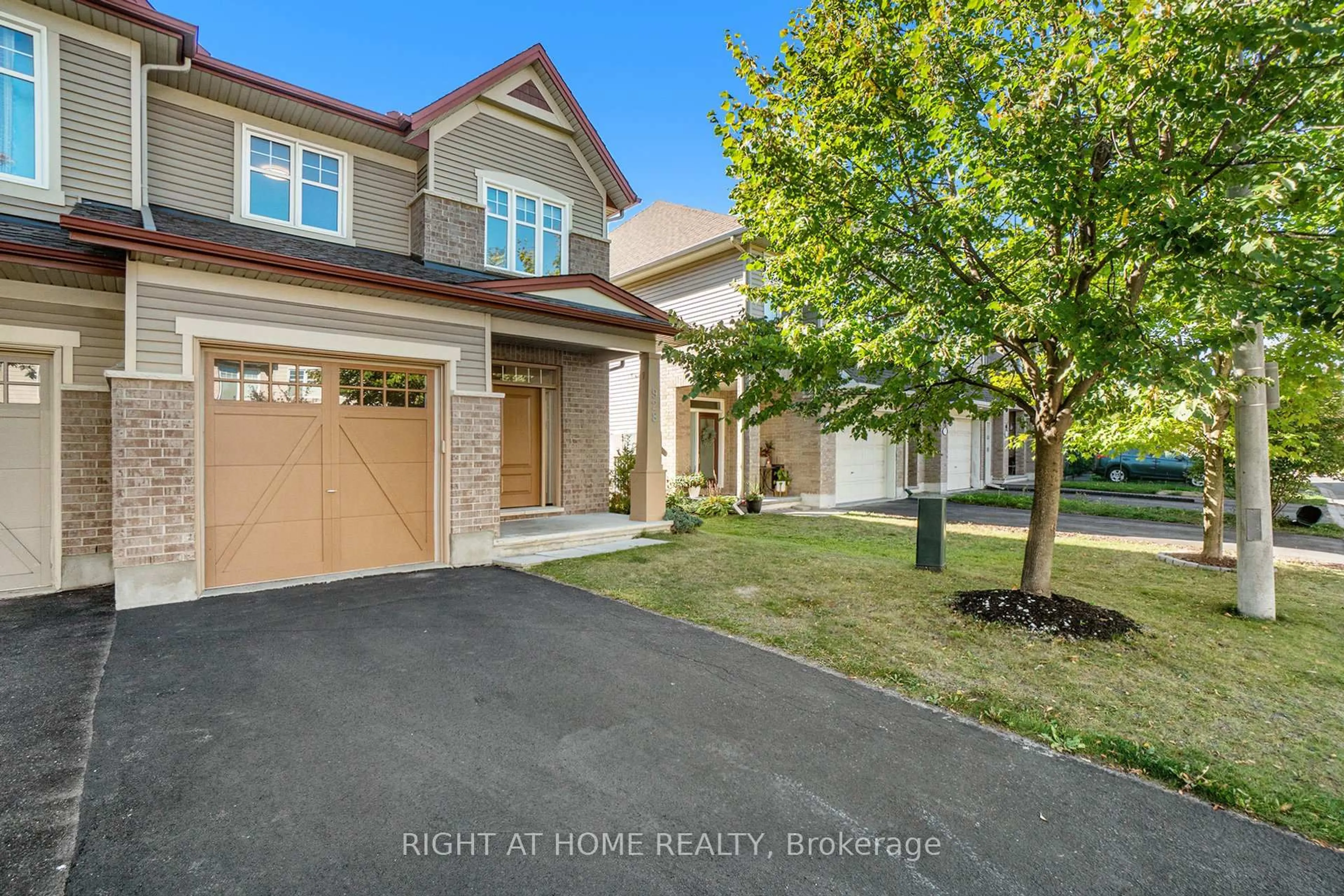 A pic from outside/outdoor area/front of a property/back of a property/a pic from drone, street for 928 Bunchberry Way, Ottawa Ontario K1T 0L6