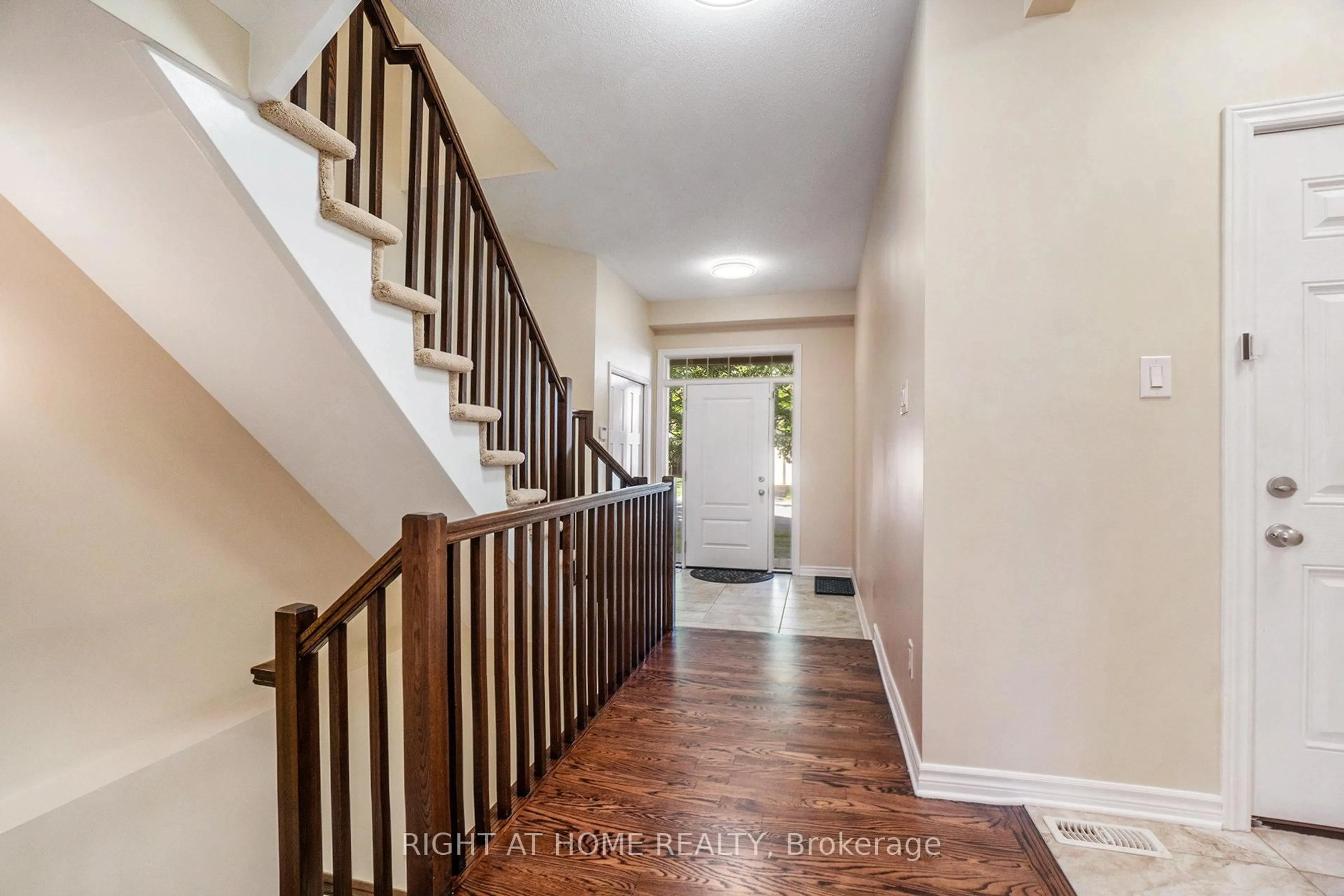Indoor entryway for 928 Bunchberry Way, Ottawa Ontario K1T 0L6