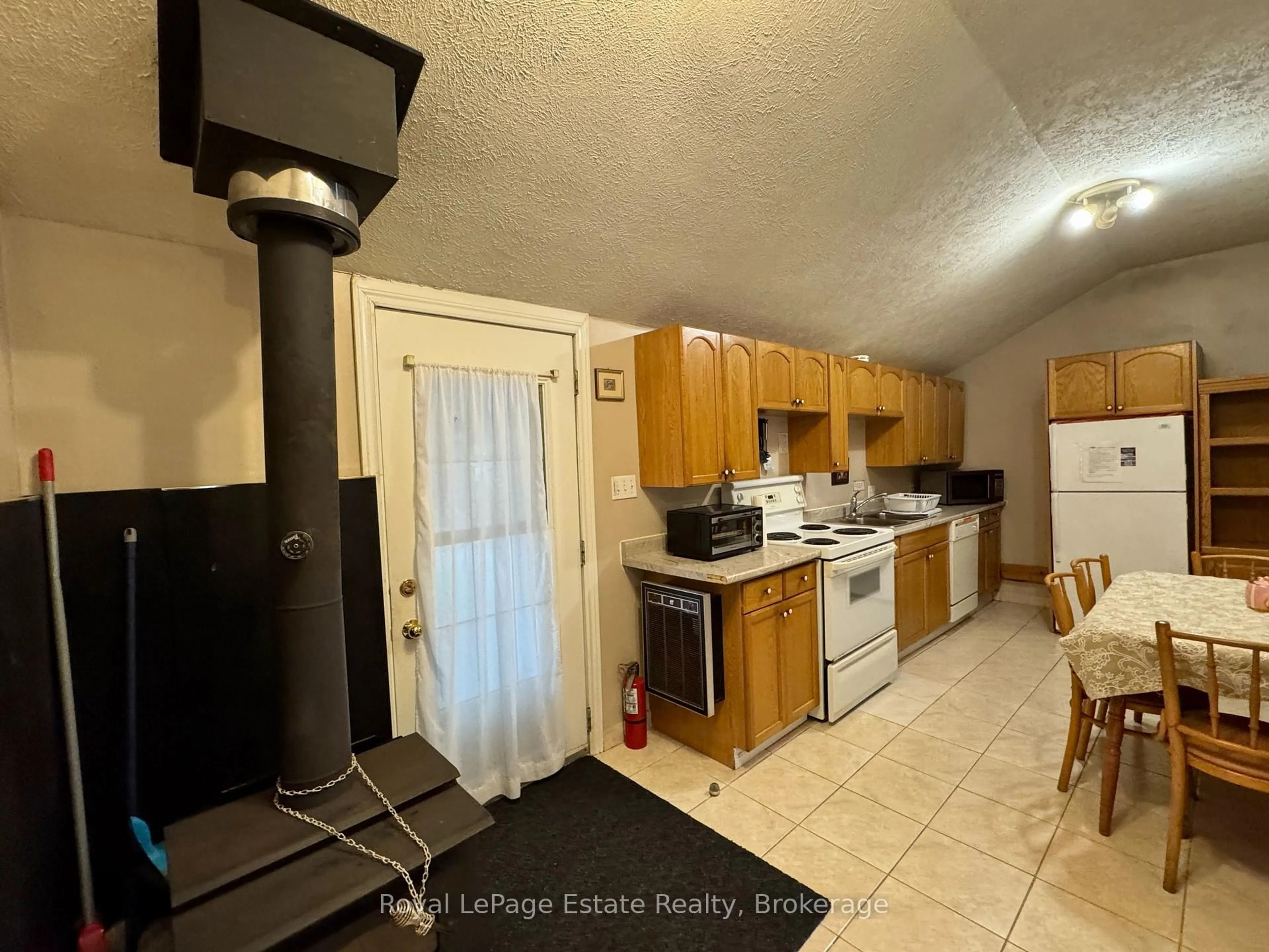Standard kitchen, unknown for 104 Third Ave, South Bruce Peninsula Ontario N0H 2G0