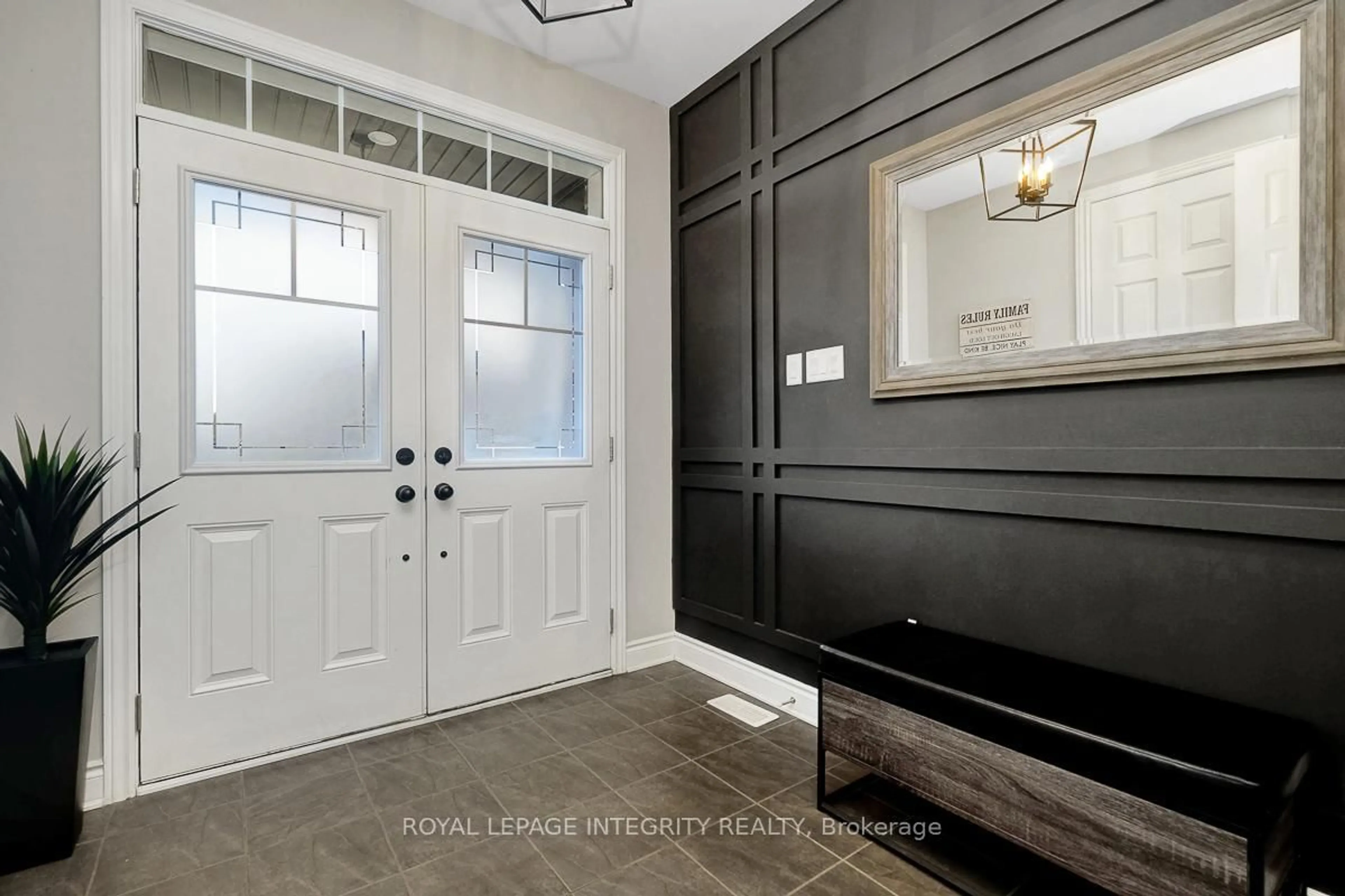 Indoor entryway for 547 Parade Dr, Ottawa Ontario K2S 0X8