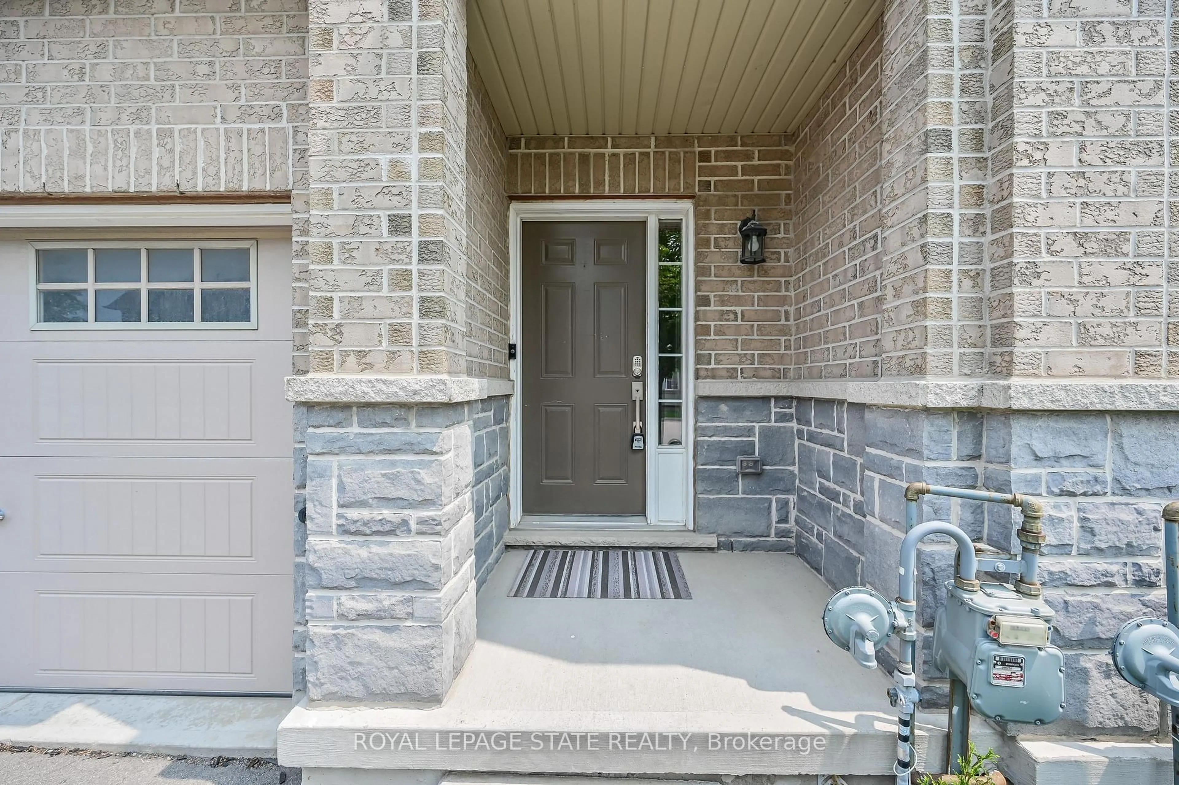 Indoor entryway for 170 Palacebeach Tr #24, Hamilton Ontario L8E 0H2