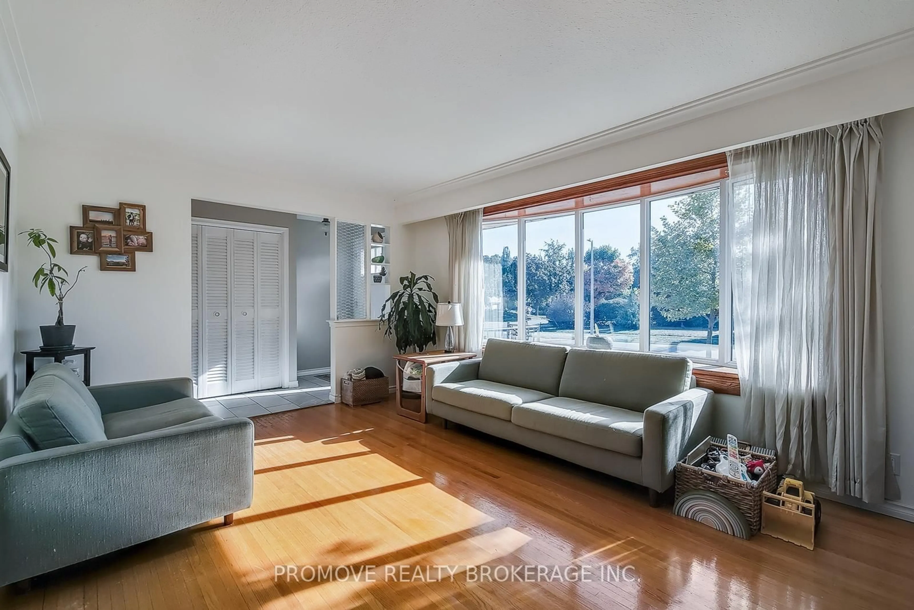 Living room with furniture, unknown for 78 DEVERE Dr, Guelph Ontario N1G 2T6