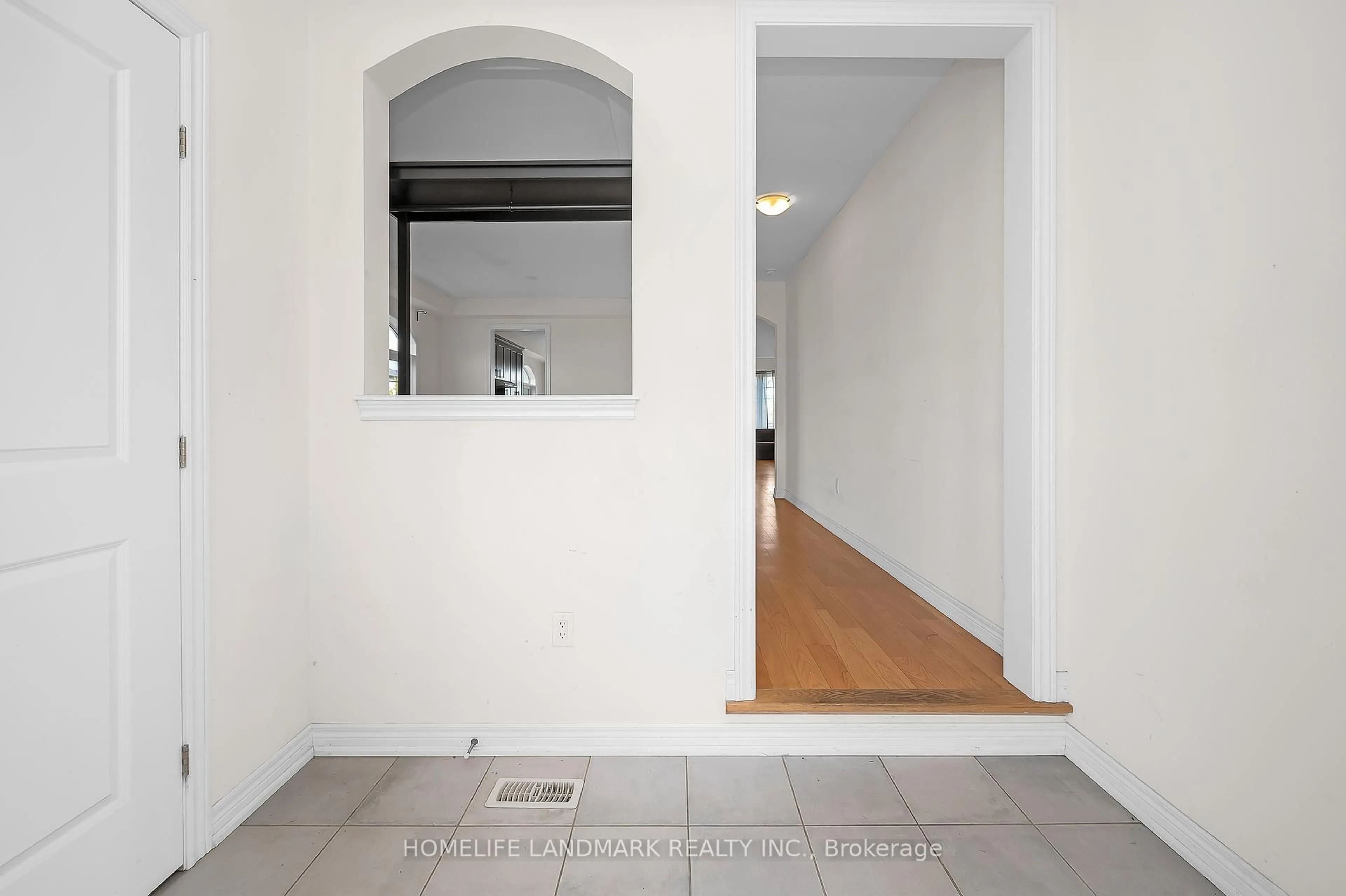 Indoor entryway for 8 Dougherty Crt, Hamilton Ontario L9K 0H7