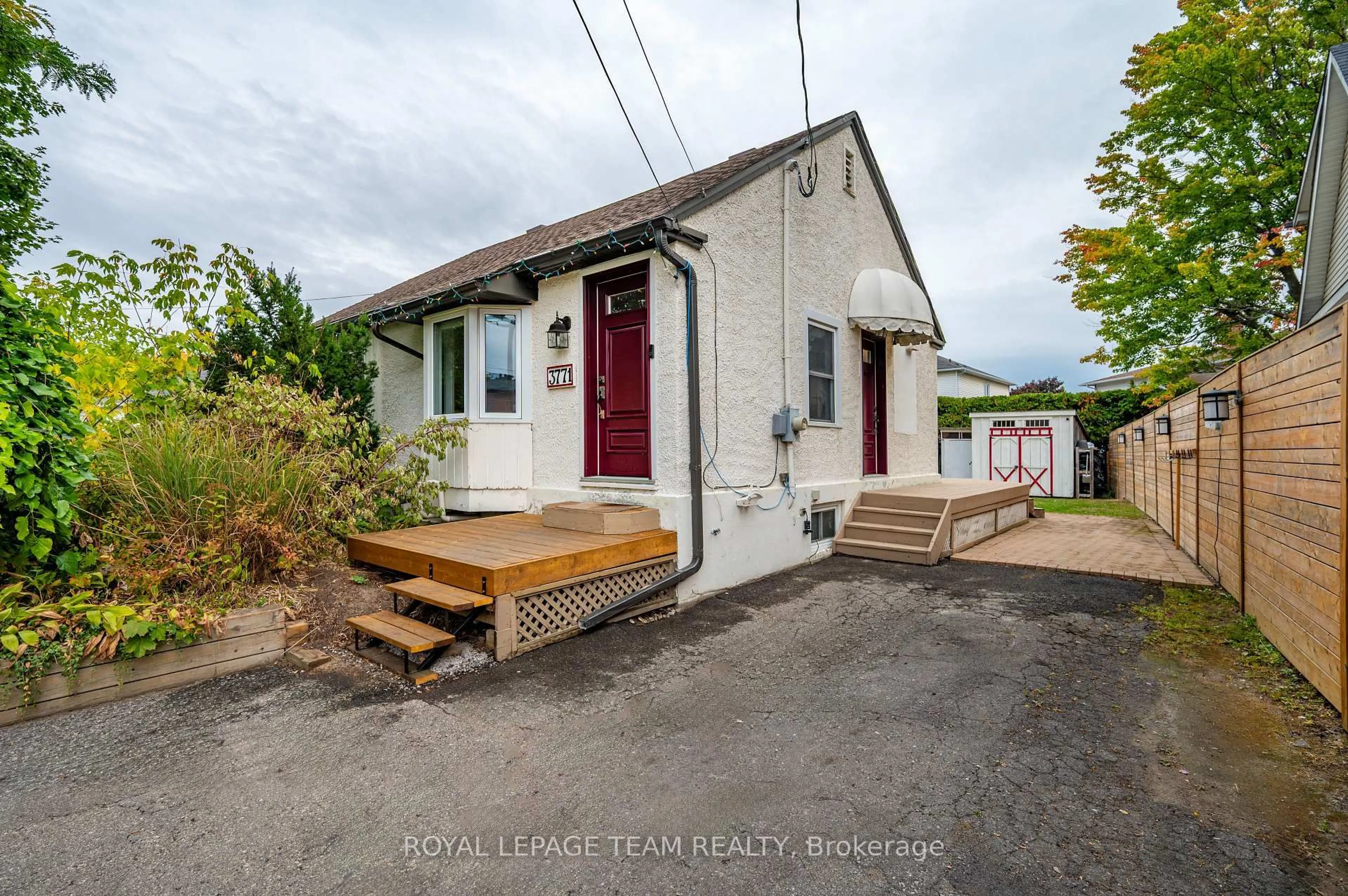 A pic from outside/outdoor area/front of a property/back of a property/a pic from drone, street for 3771 Albion Rd, Ottawa Ontario K1T 1A6