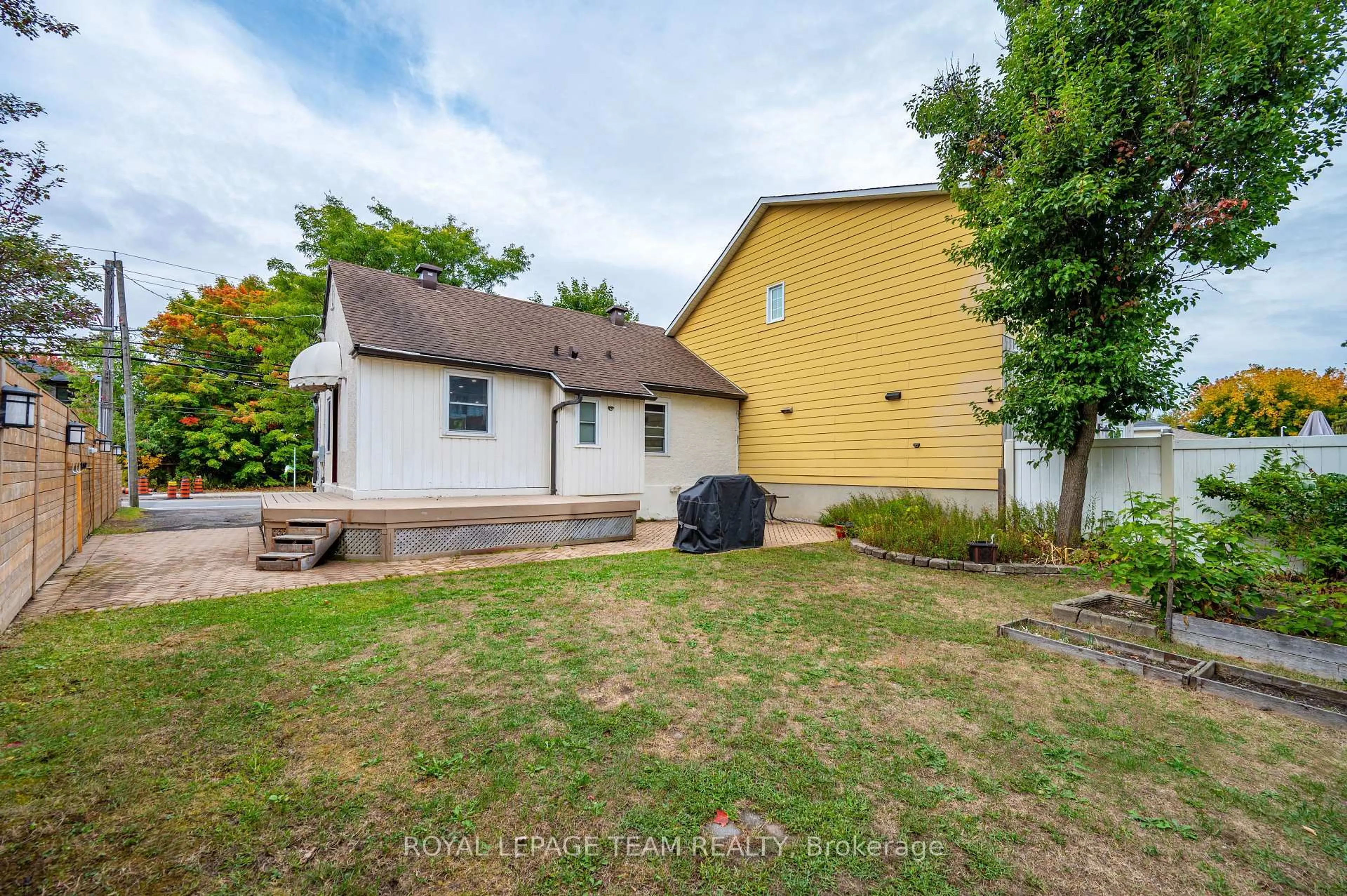 A pic from outside/outdoor area/front of a property/back of a property/a pic from drone, street for 3771 Albion Rd, Ottawa Ontario K1T 1A6