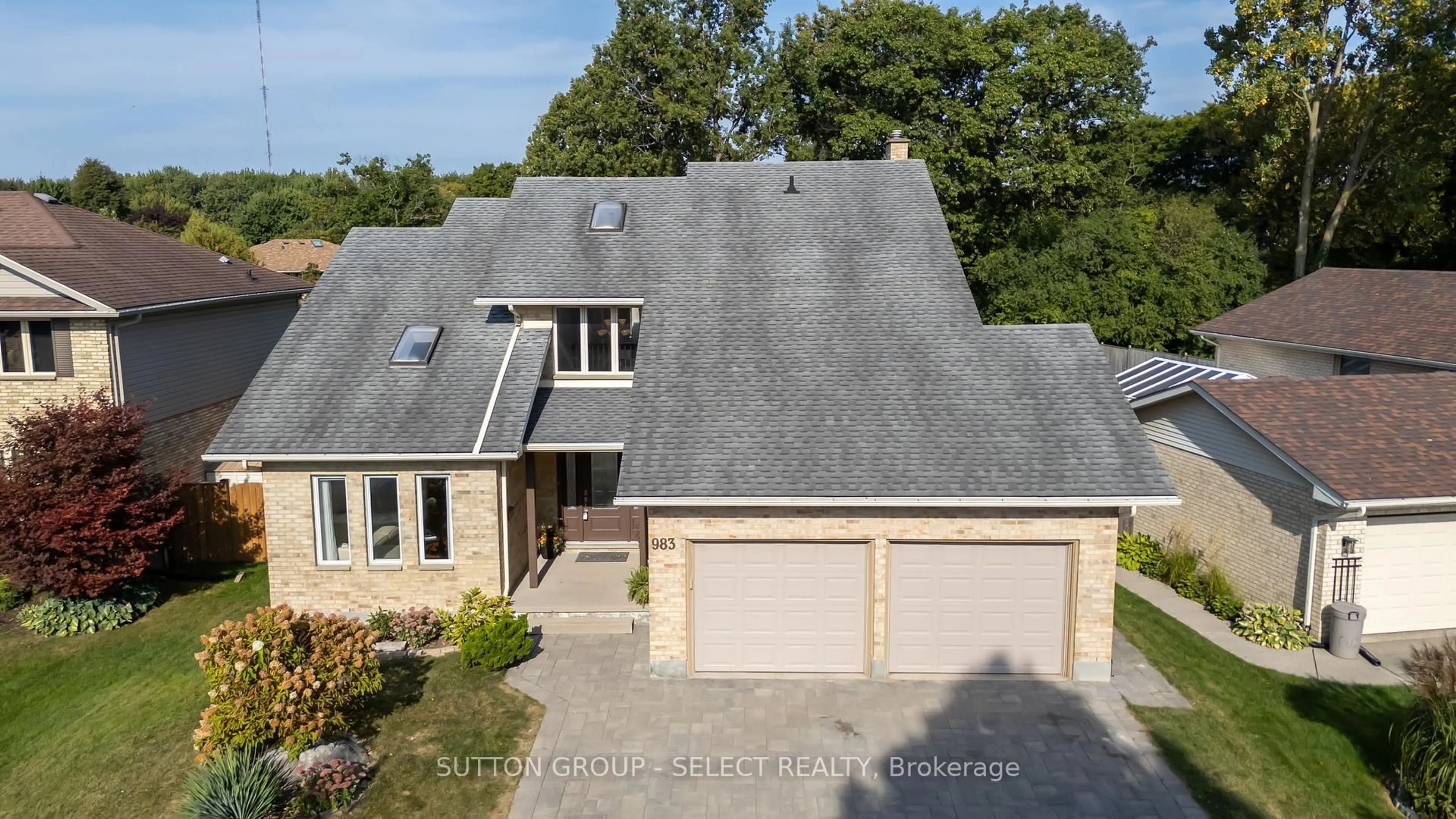 A pic from outside/outdoor area/front of a property/back of a property/a pic from drone, street for 983 Country Club Cres, London South Ontario N6C 5R6