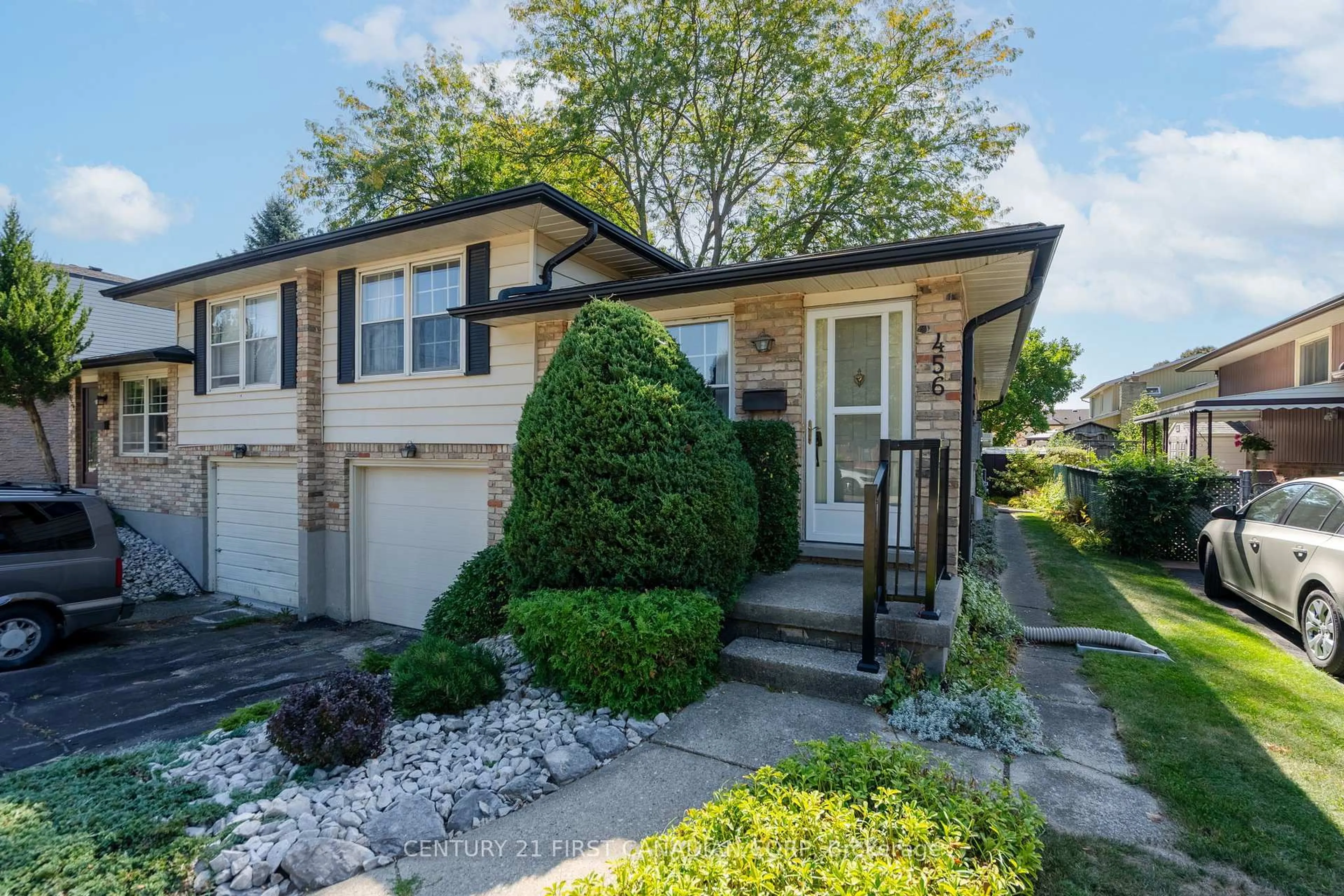 Home with vinyl exterior material, street for 456 Maple St, Strathroy-Caradoc Ontario N7G 3N1