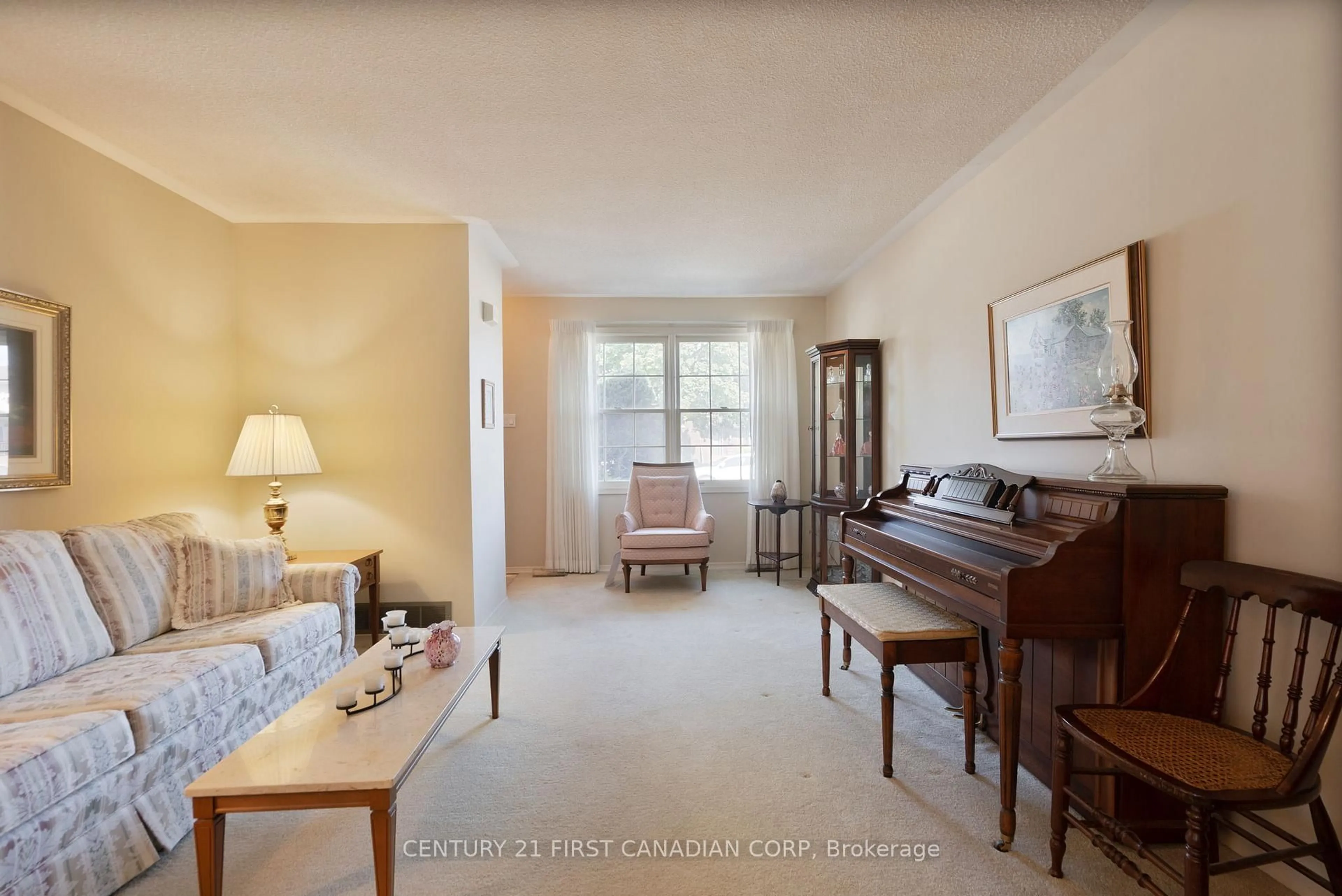 Living room with furniture, unknown for 456 Maple St, Strathroy-Caradoc Ontario N7G 3N1