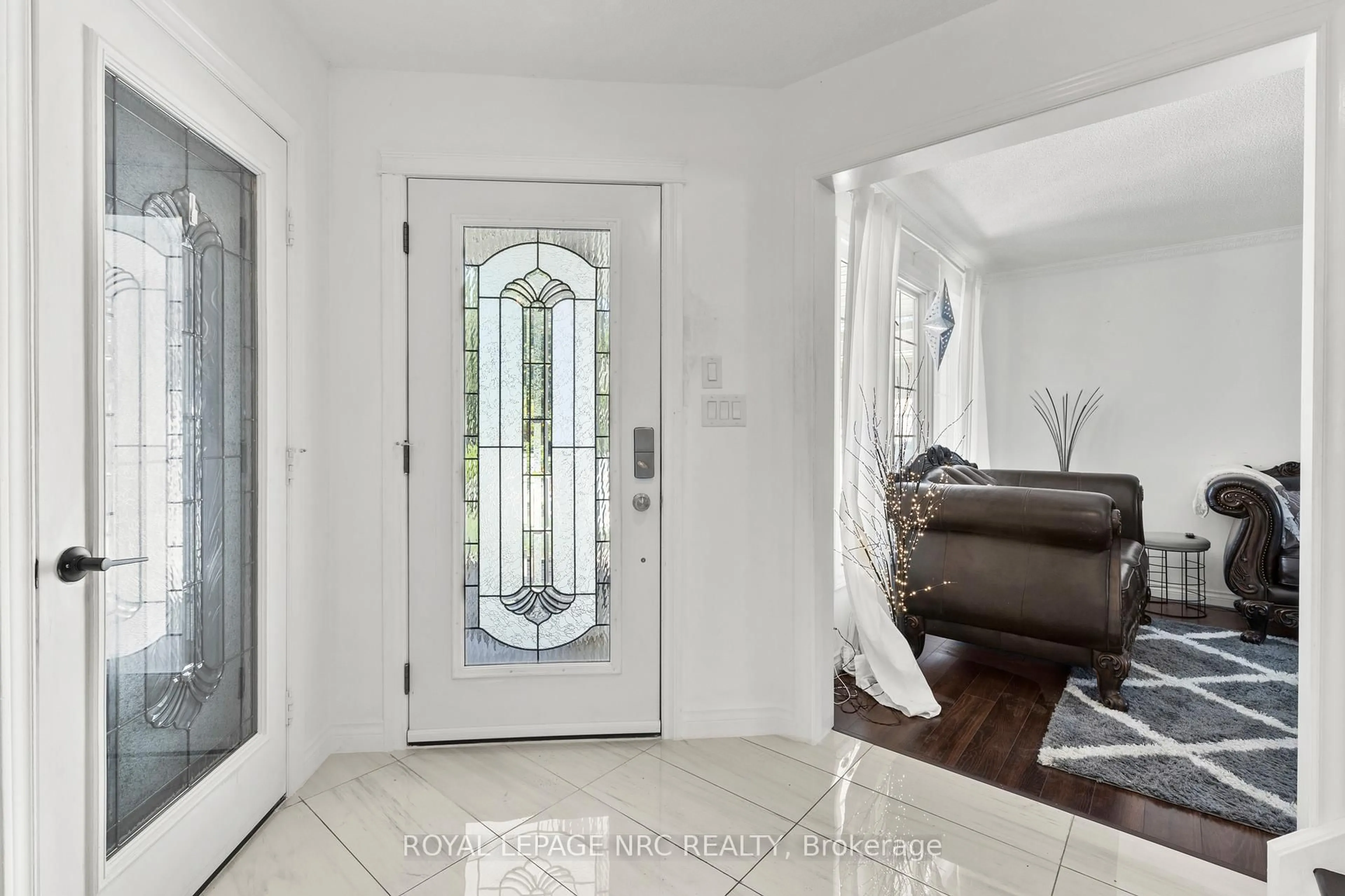 Indoor entryway for 86 Huntington Lane, St. Catharines Ontario L2S 3R6