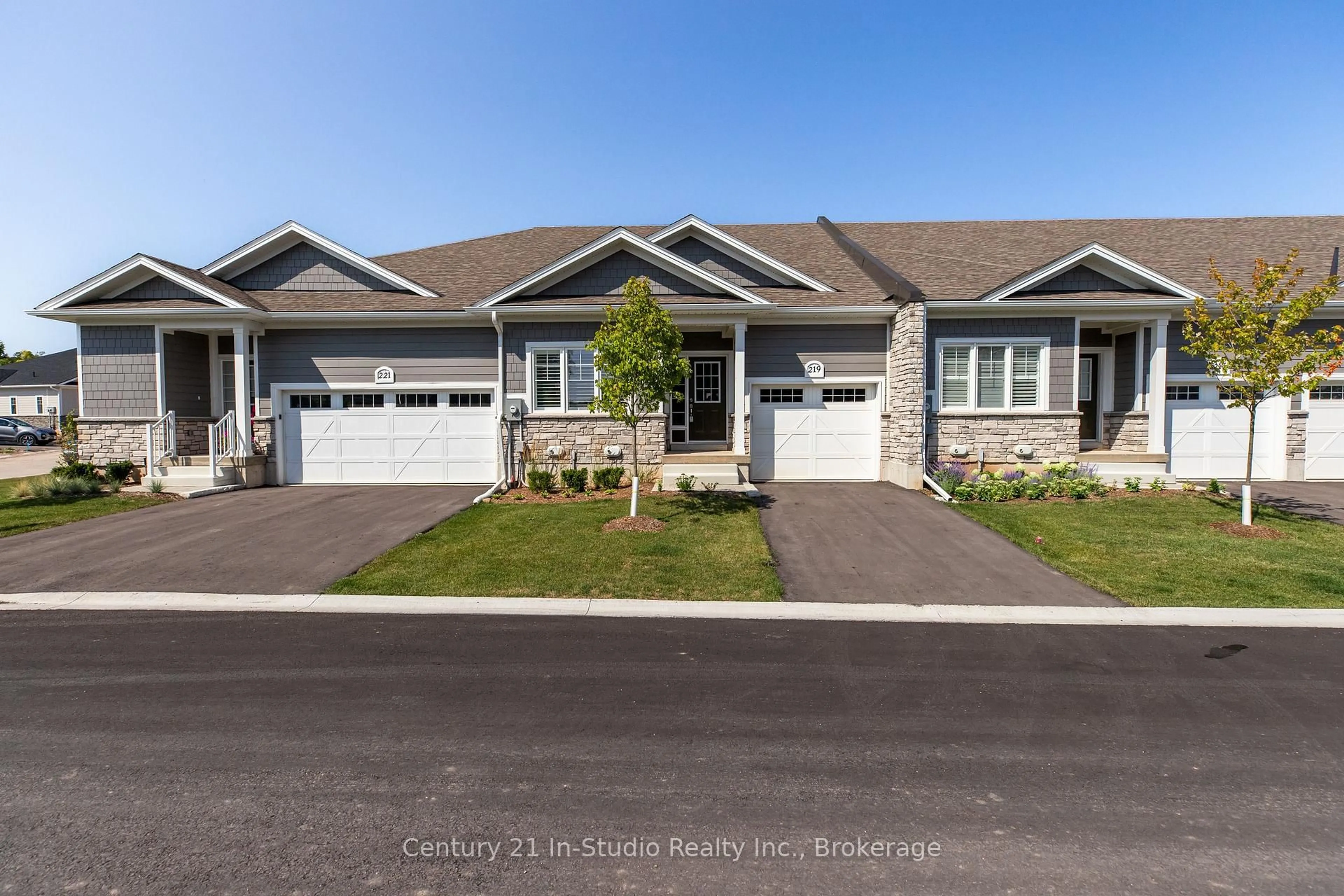Home with vinyl exterior material, street for 219 Ironwood Way, Georgian Bluffs Ontario N0H 1S0