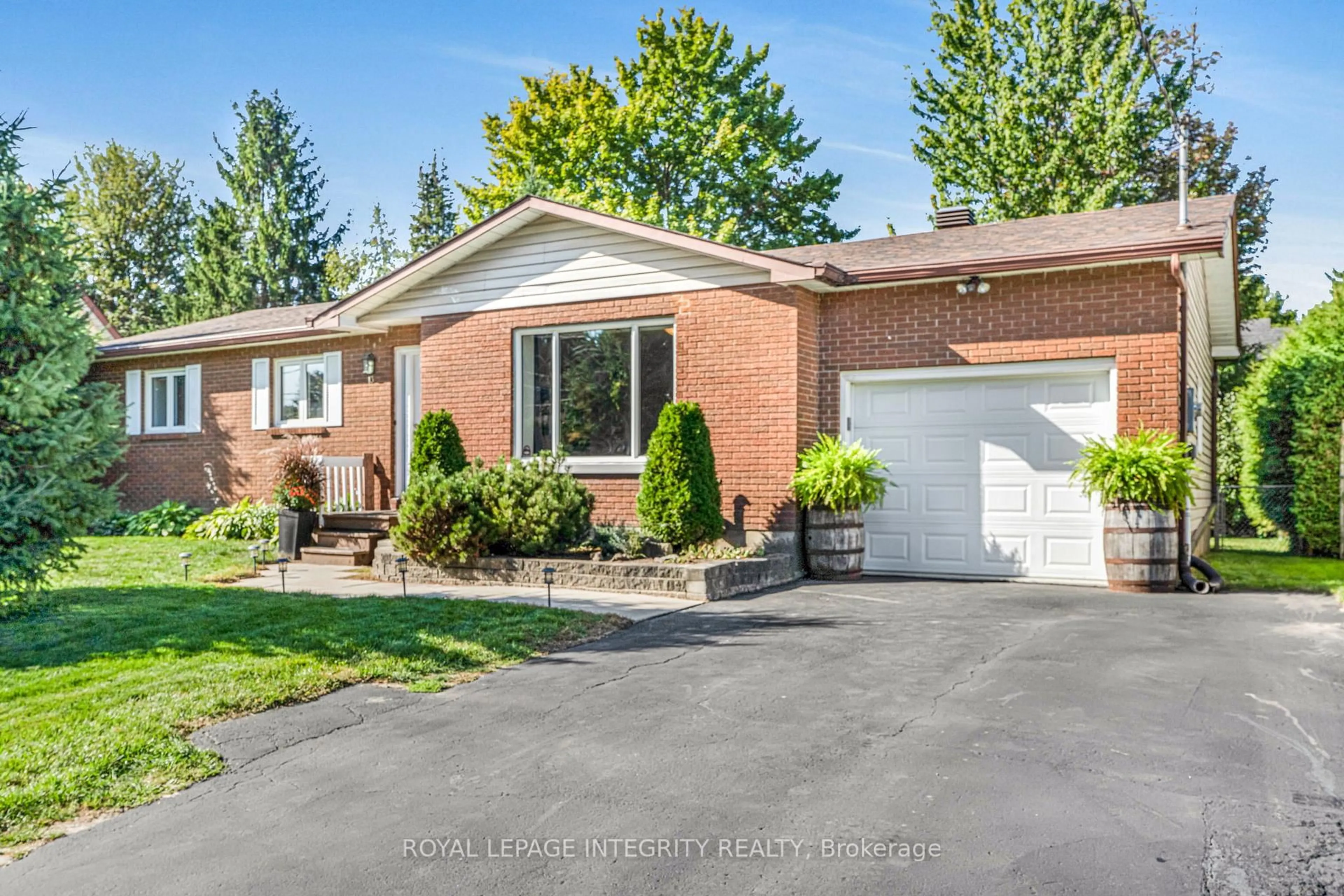 Home with brick exterior material, street for 13 Elm Ave, Russell Ontario K4R 1B3