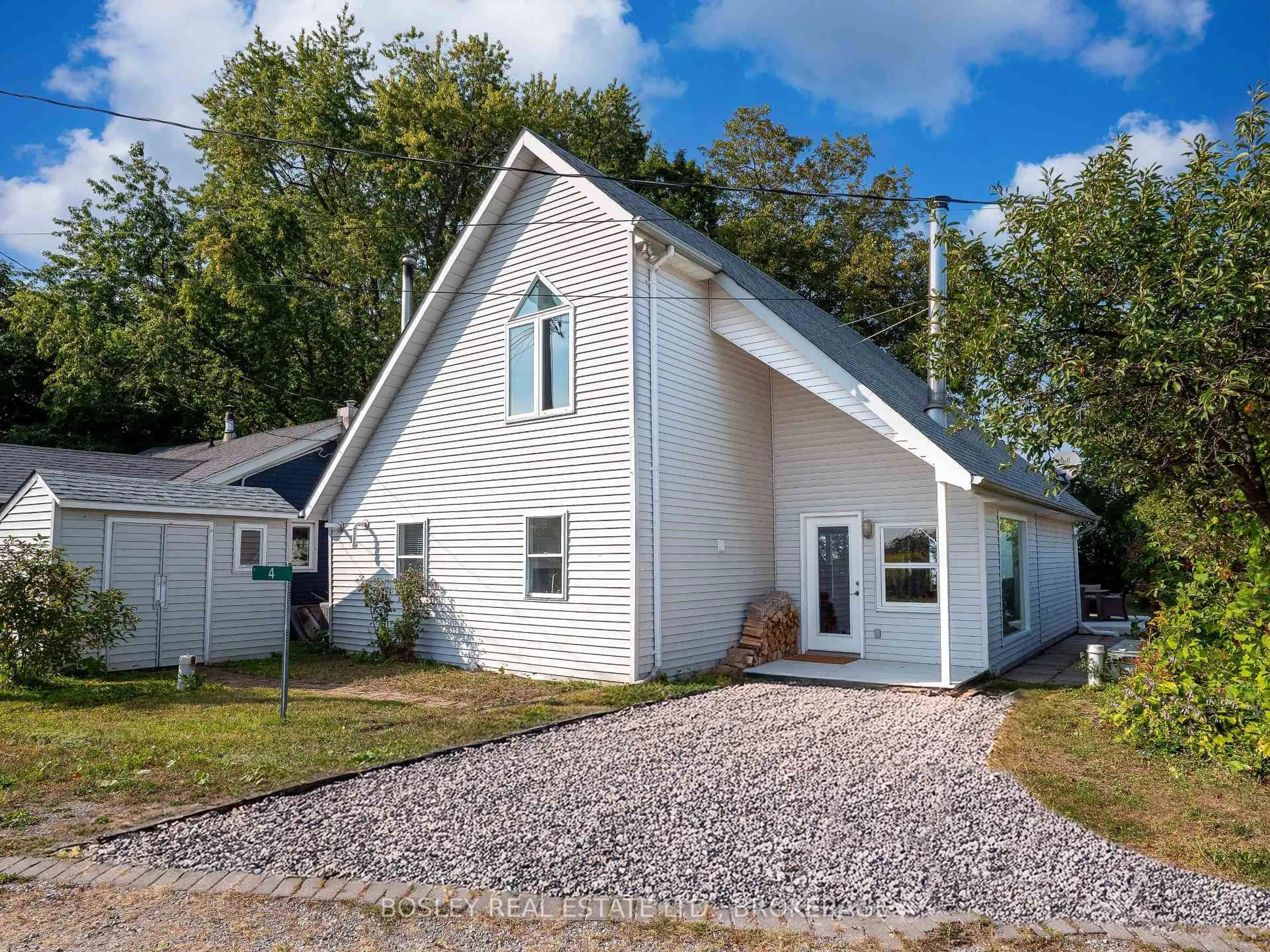 Home with vinyl exterior material, building for 4 Firelane 10, Niagara-on-the-Lake Ontario L0S 1J0