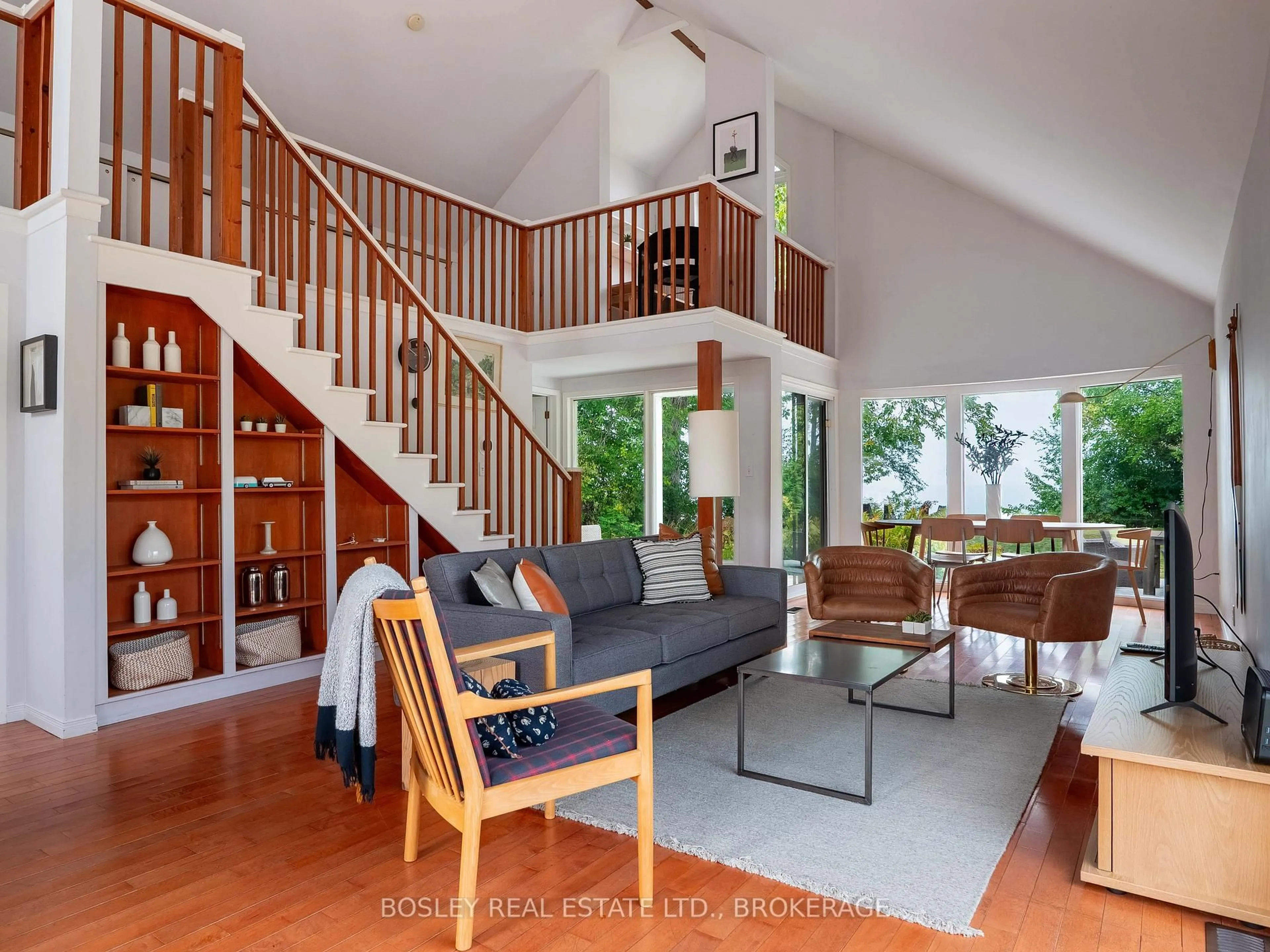 Living room with furniture, wood/laminate floor for 4 Firelane 10, Niagara-on-the-Lake Ontario L0S 1J0
