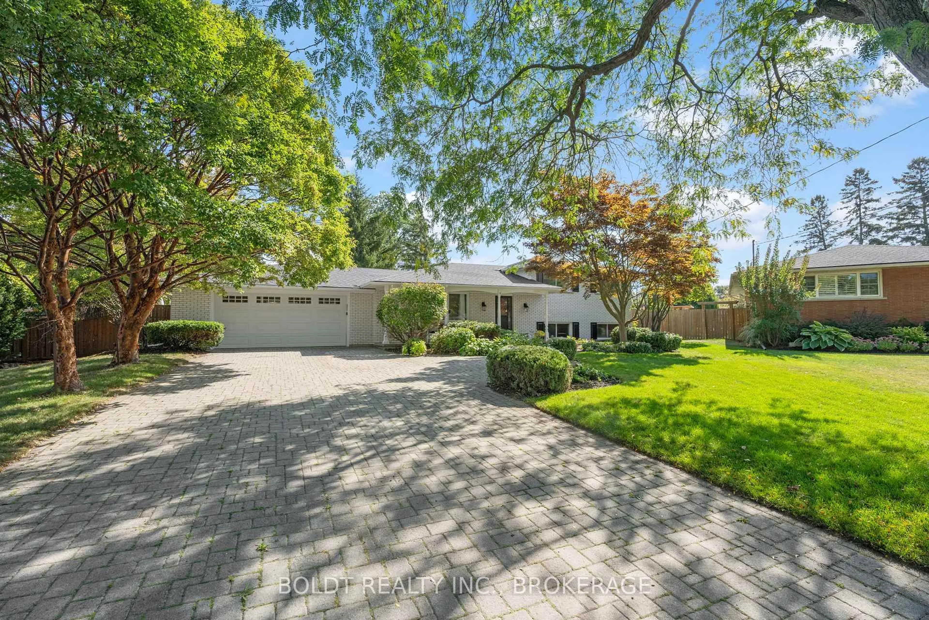 A pic from outside/outdoor area/front of a property/back of a property/a pic from drone, street for 5 Prince David Crt, St. Catharines Ontario L2N 3X4