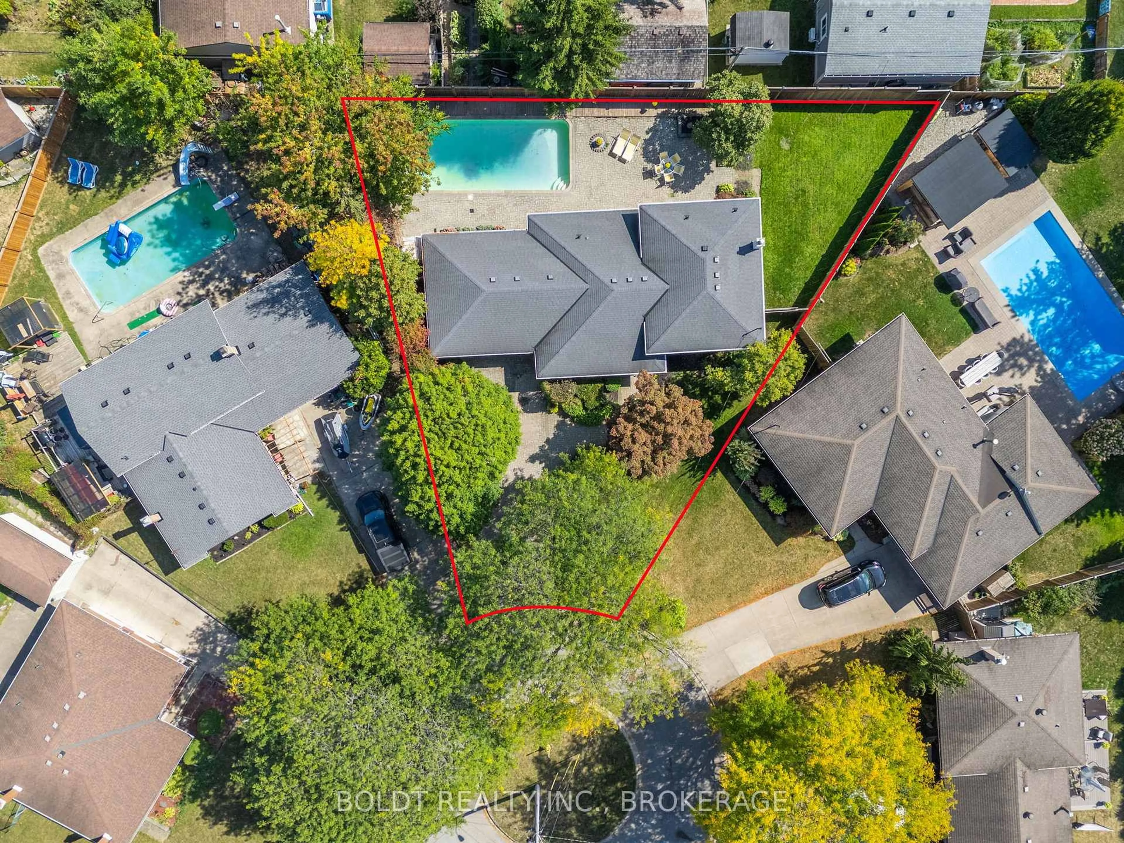 A pic from outside/outdoor area/front of a property/back of a property/a pic from drone, city buildings view from balcony for 5 Prince David Crt, St. Catharines Ontario L2N 3X4