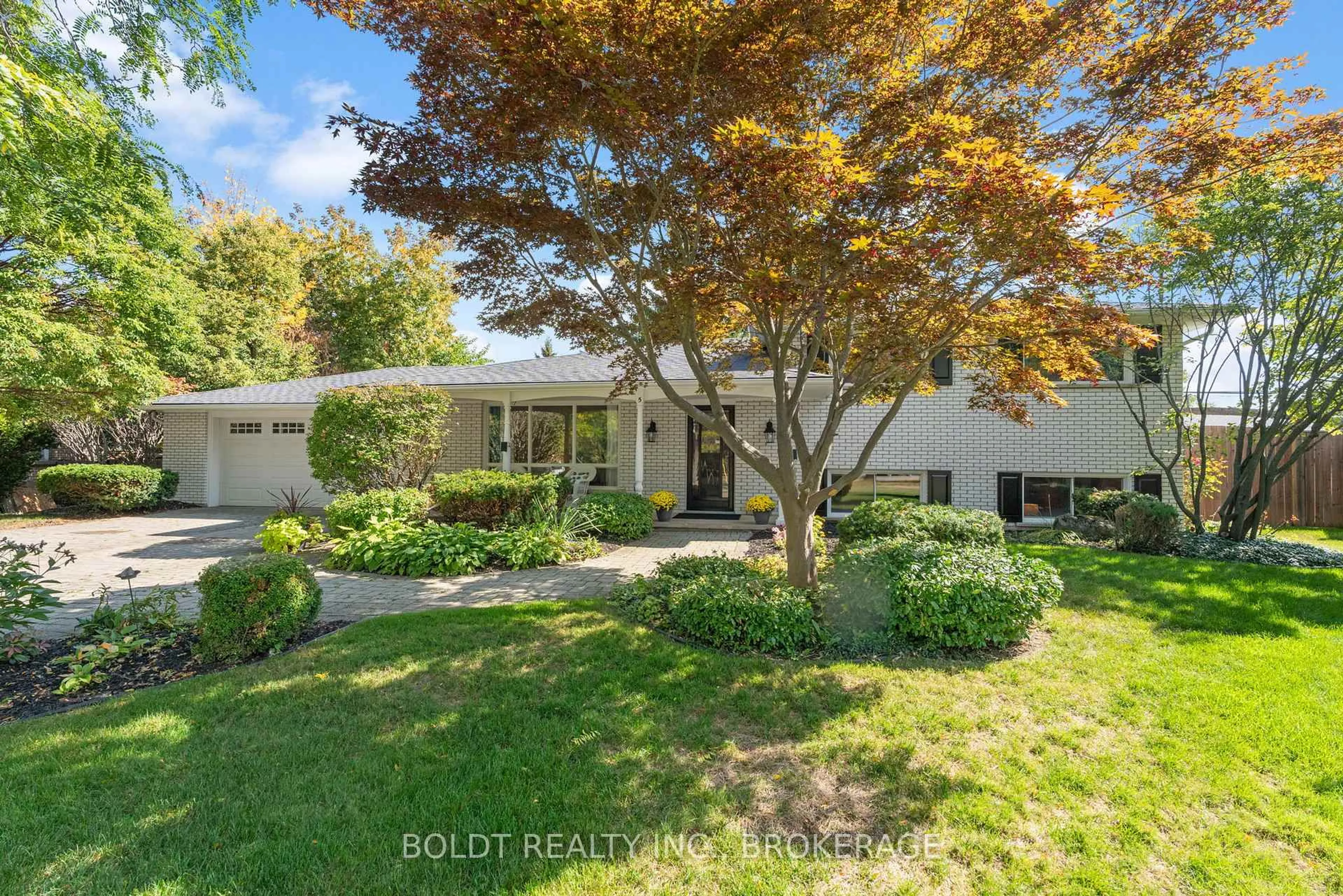 A pic from outside/outdoor area/front of a property/back of a property/a pic from drone, street for 5 Prince David Crt, St. Catharines Ontario L2N 3X4