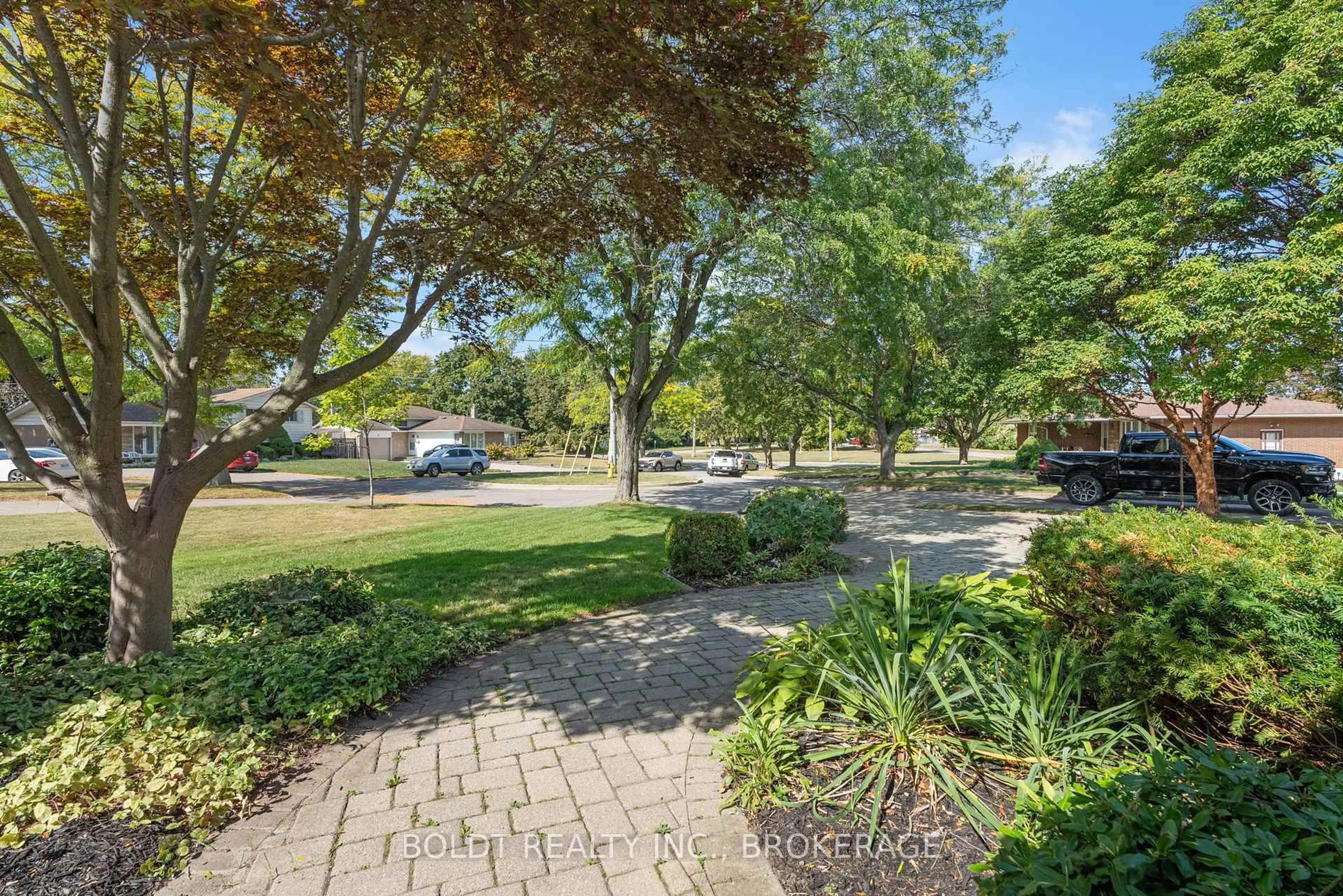 A pic from outside/outdoor area/front of a property/back of a property/a pic from drone, street for 5 Prince David Crt, St. Catharines Ontario L2N 3X4