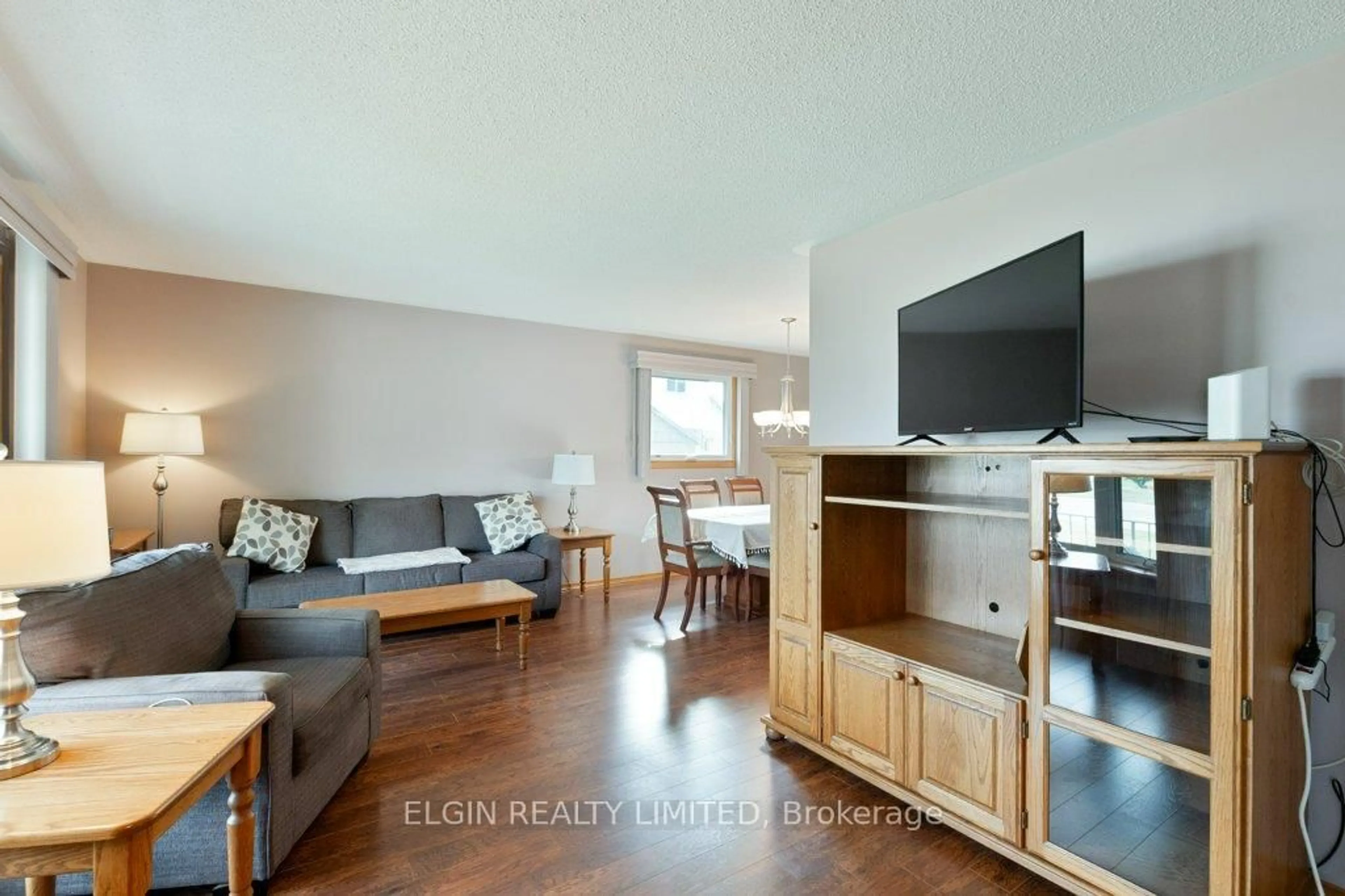 Living room with furniture, wood/laminate floor for 20 Farmington Dr, St. Thomas Ontario N5R 5X4