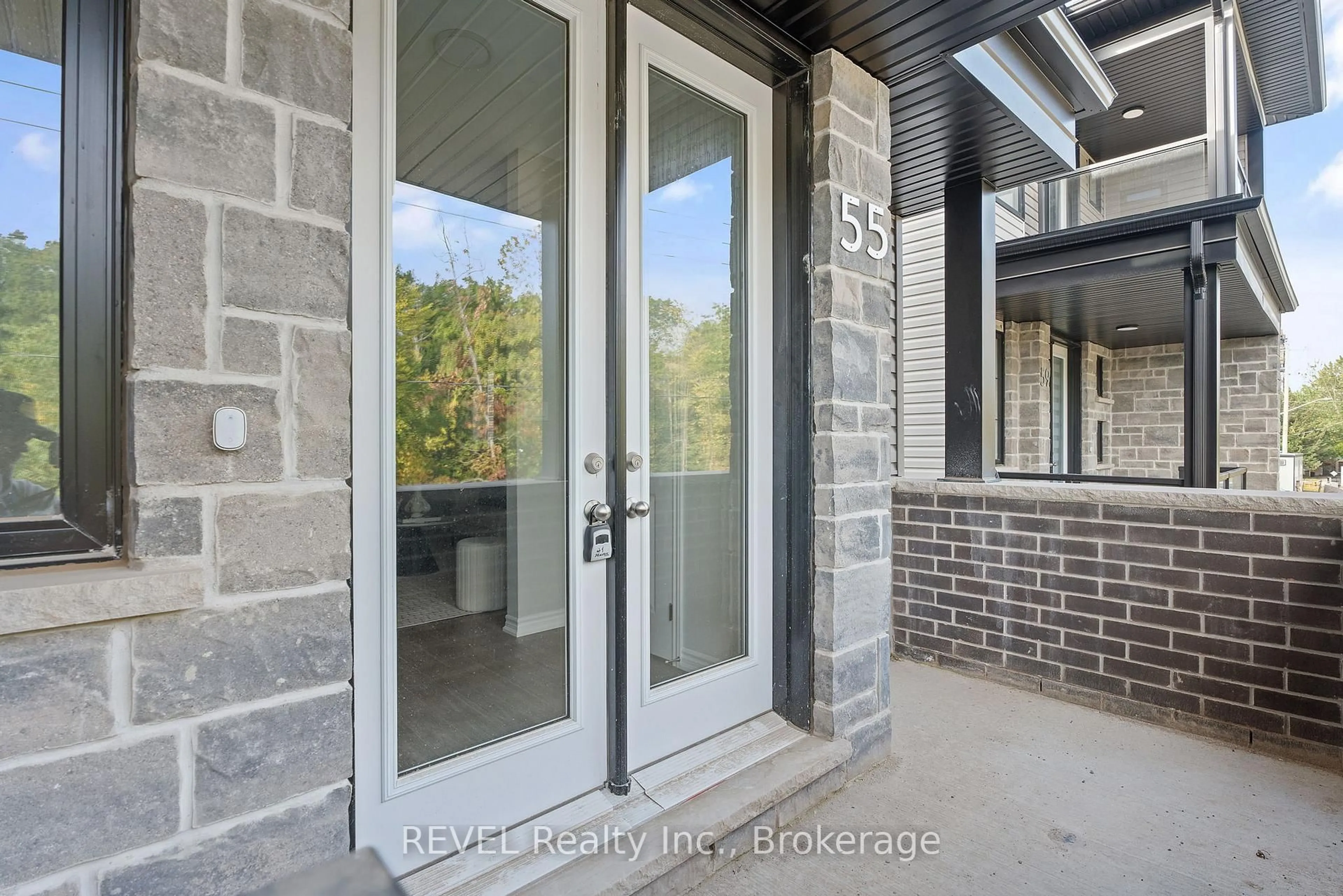 Indoor entryway for 55 Superior St, Welland Ontario L3B 3G3