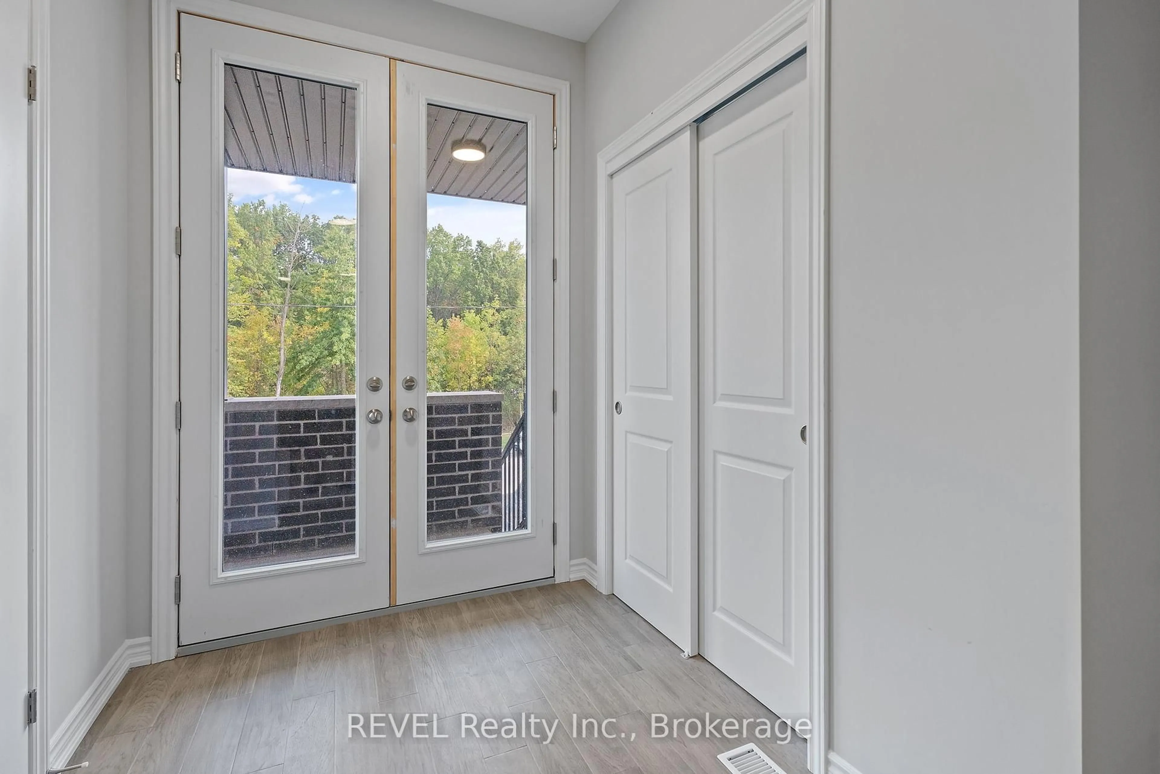 Indoor entryway for 55 Superior St, Welland Ontario L3B 3G3
