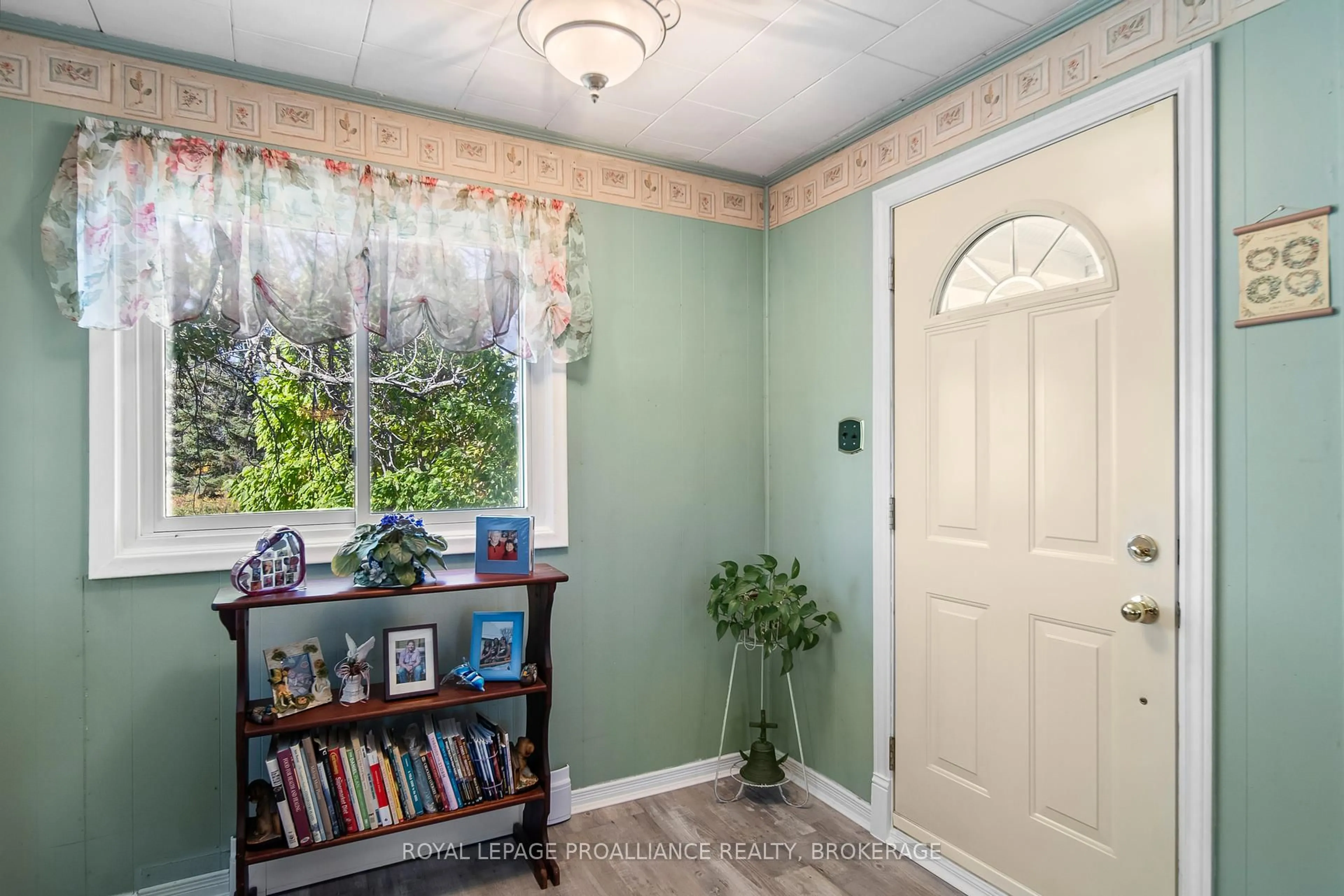 Indoor entryway for 2292 Mcintyre Rd, Bath Ontario K0H 1G0