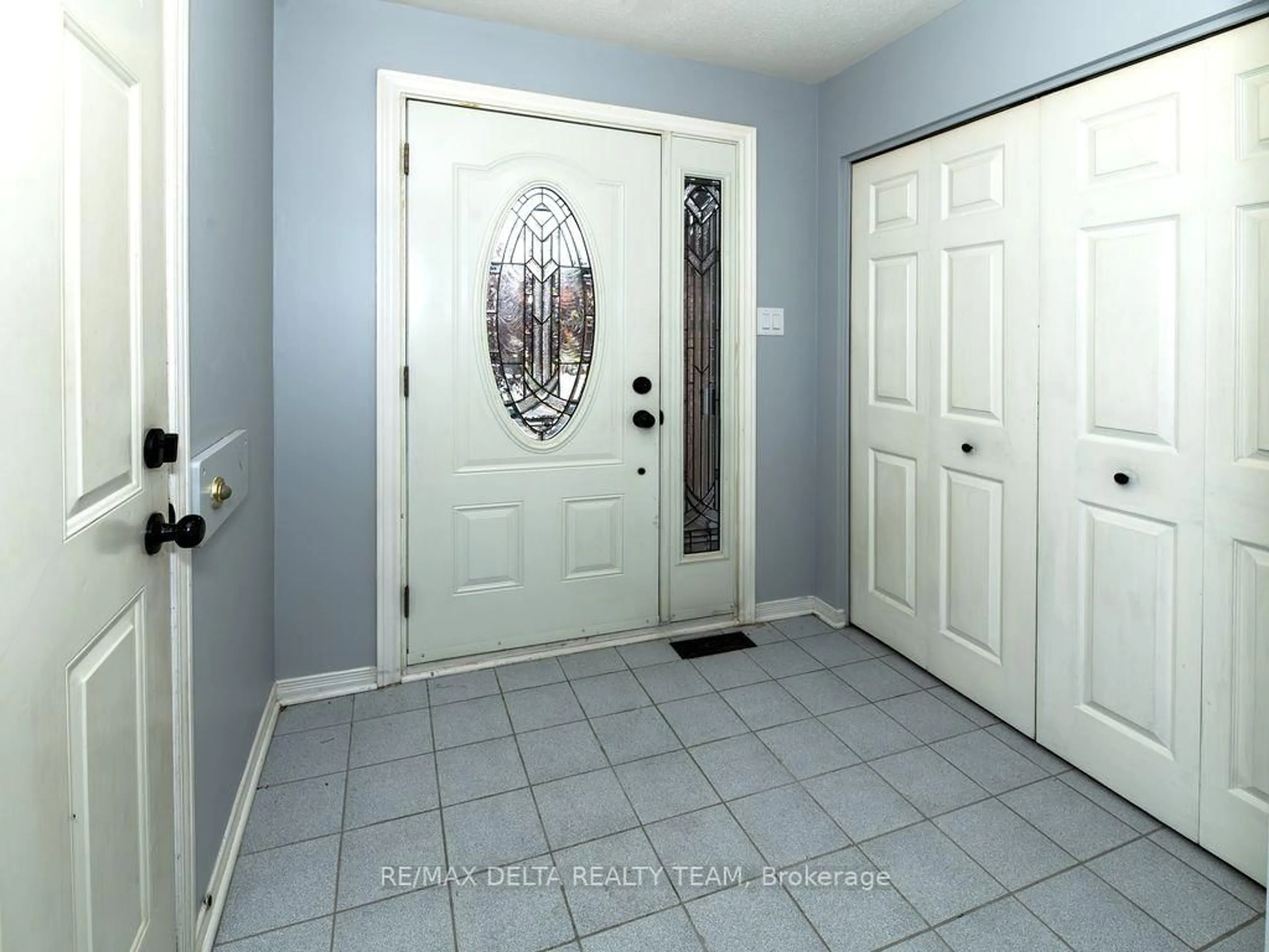 Indoor entryway for 297 Stoneway Dr, Ottawa Ontario K2G 6E5