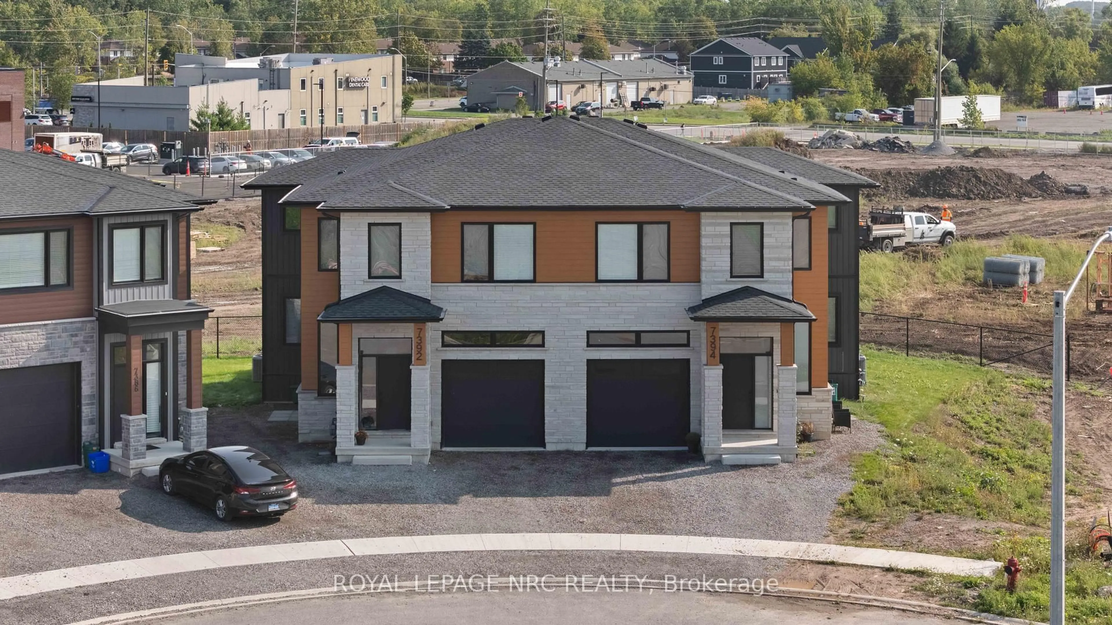 A pic from outside/outdoor area/front of a property/back of a property/a pic from drone, street for 7392 Splendour Dr, Niagara Falls Ontario L2H 3V8