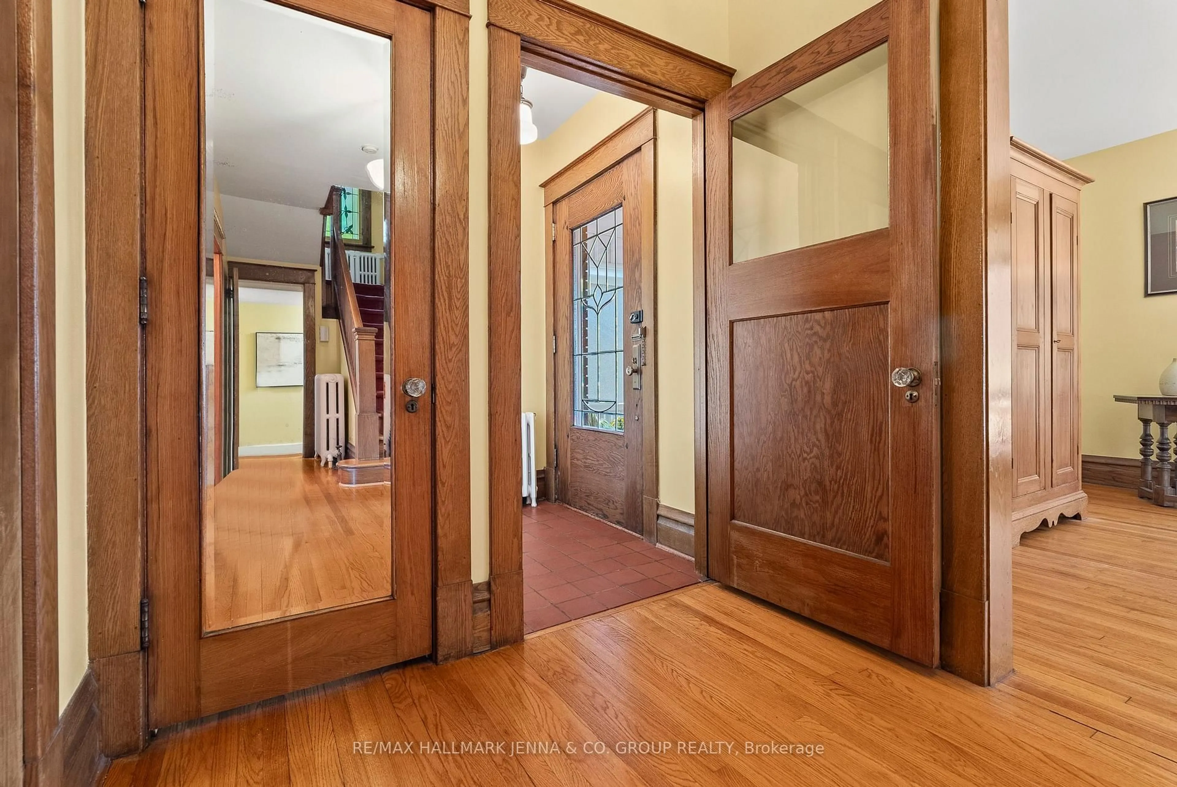 Indoor entryway for 213 Glebe Ave, Ottawa Ontario K1S 2C8