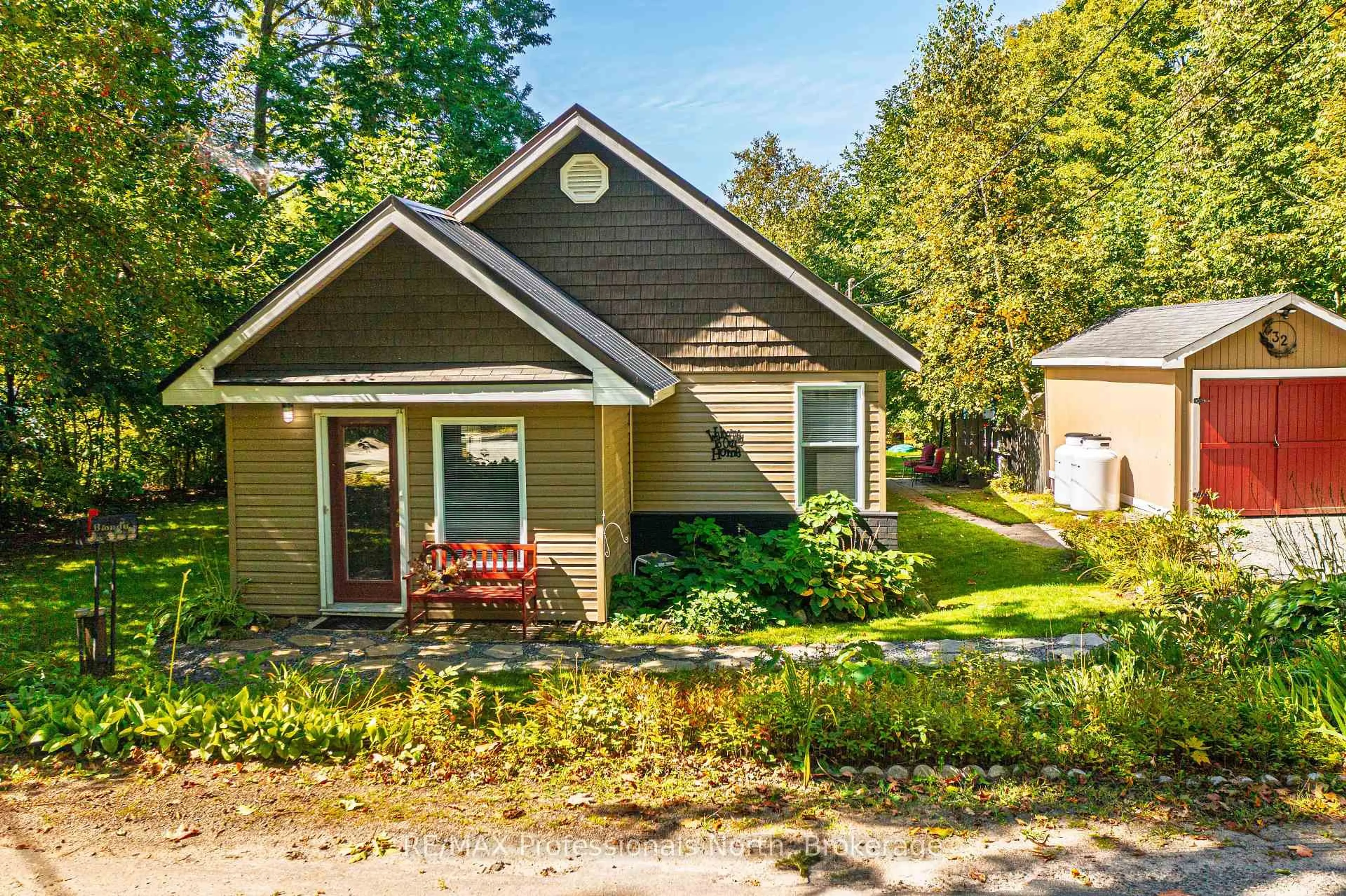 Home with vinyl exterior material, street for 32 Bethune Rd, Huntsville Ontario P1H 2J2