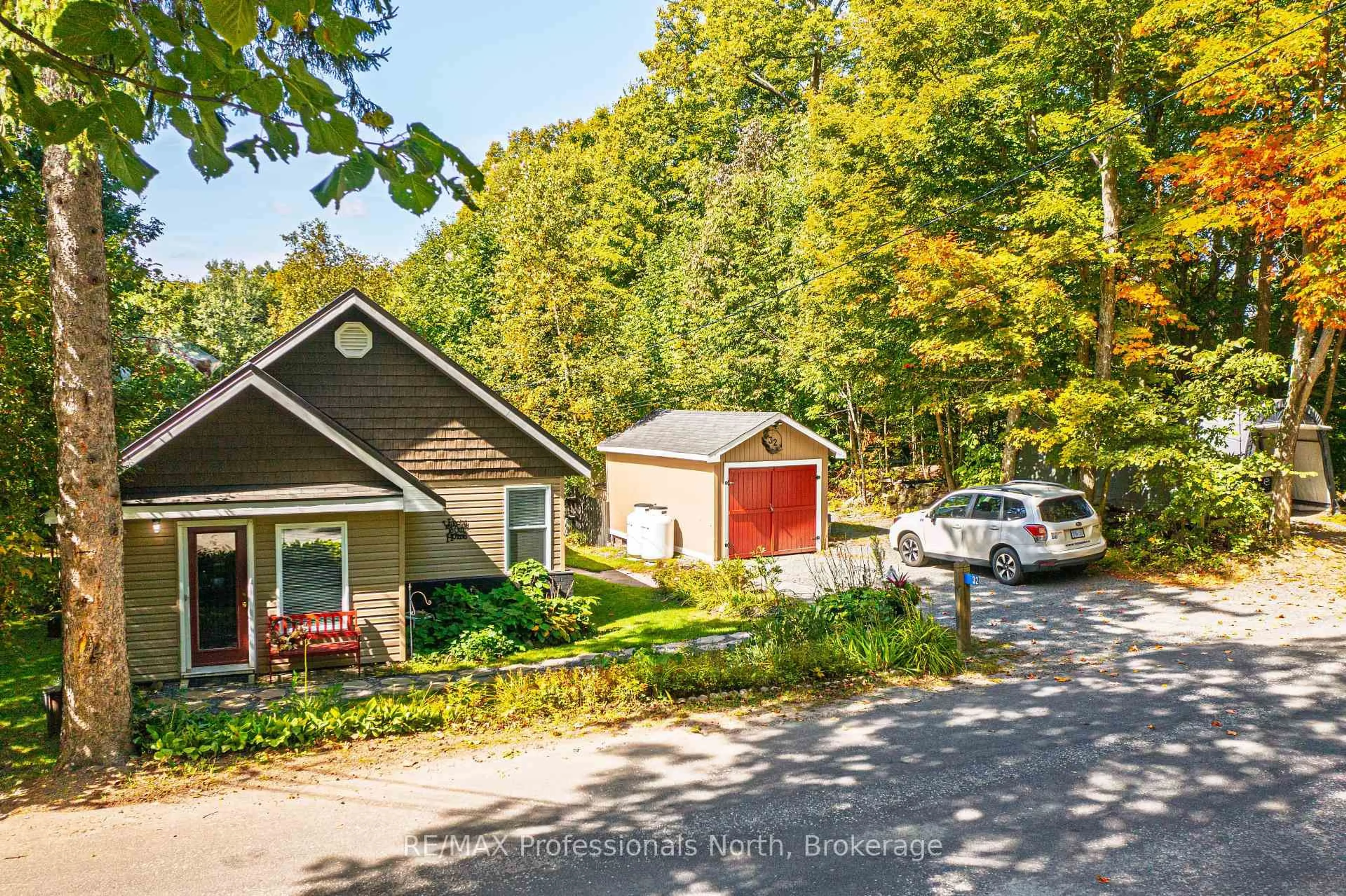 A pic from outside/outdoor area/front of a property/back of a property/a pic from drone, street for 32 Bethune Rd, Huntsville Ontario P1H 2J2