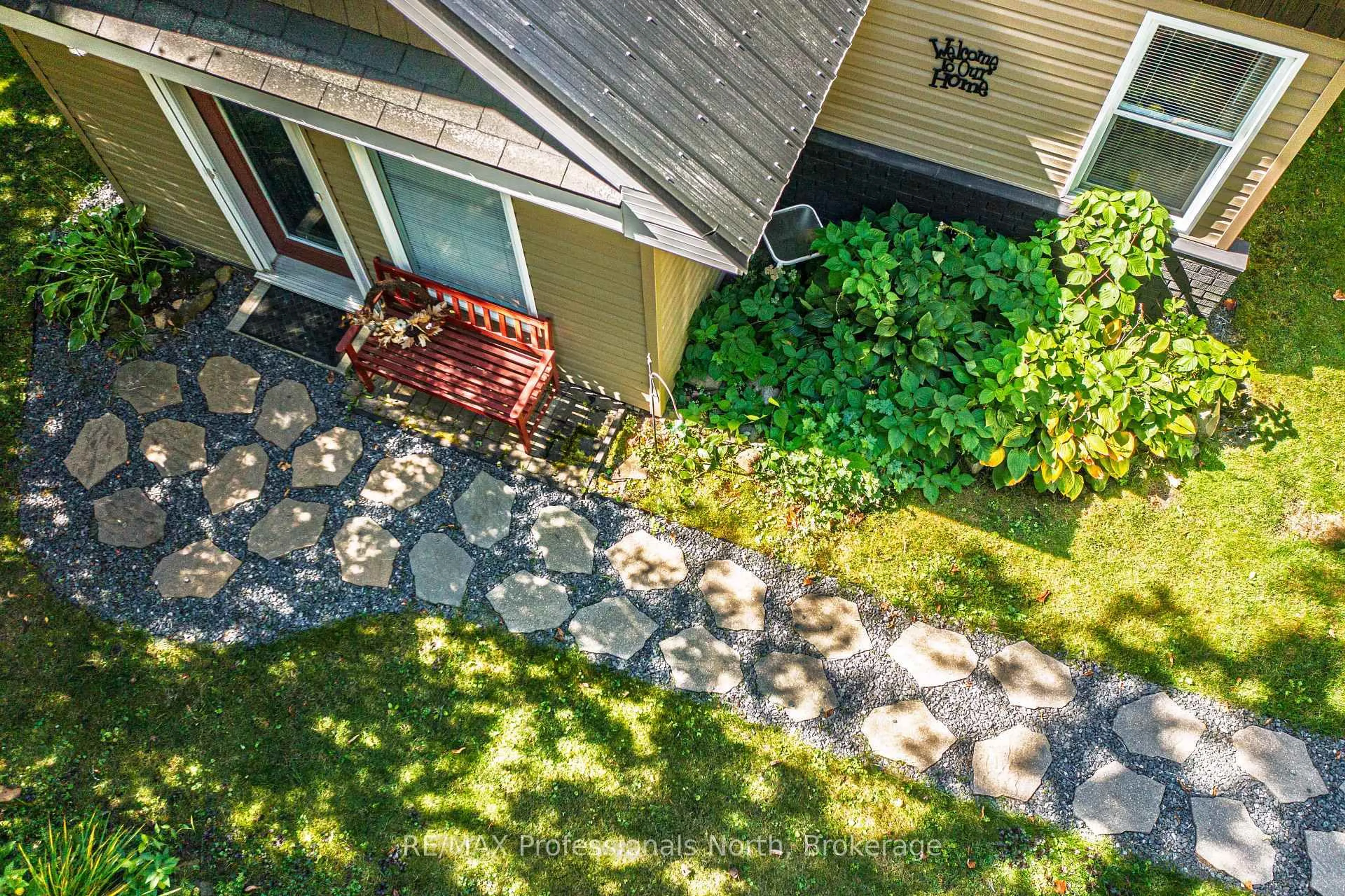 A pic from outside/outdoor area/front of a property/back of a property/a pic from drone, street for 32 Bethune Rd, Huntsville Ontario P1H 2J2