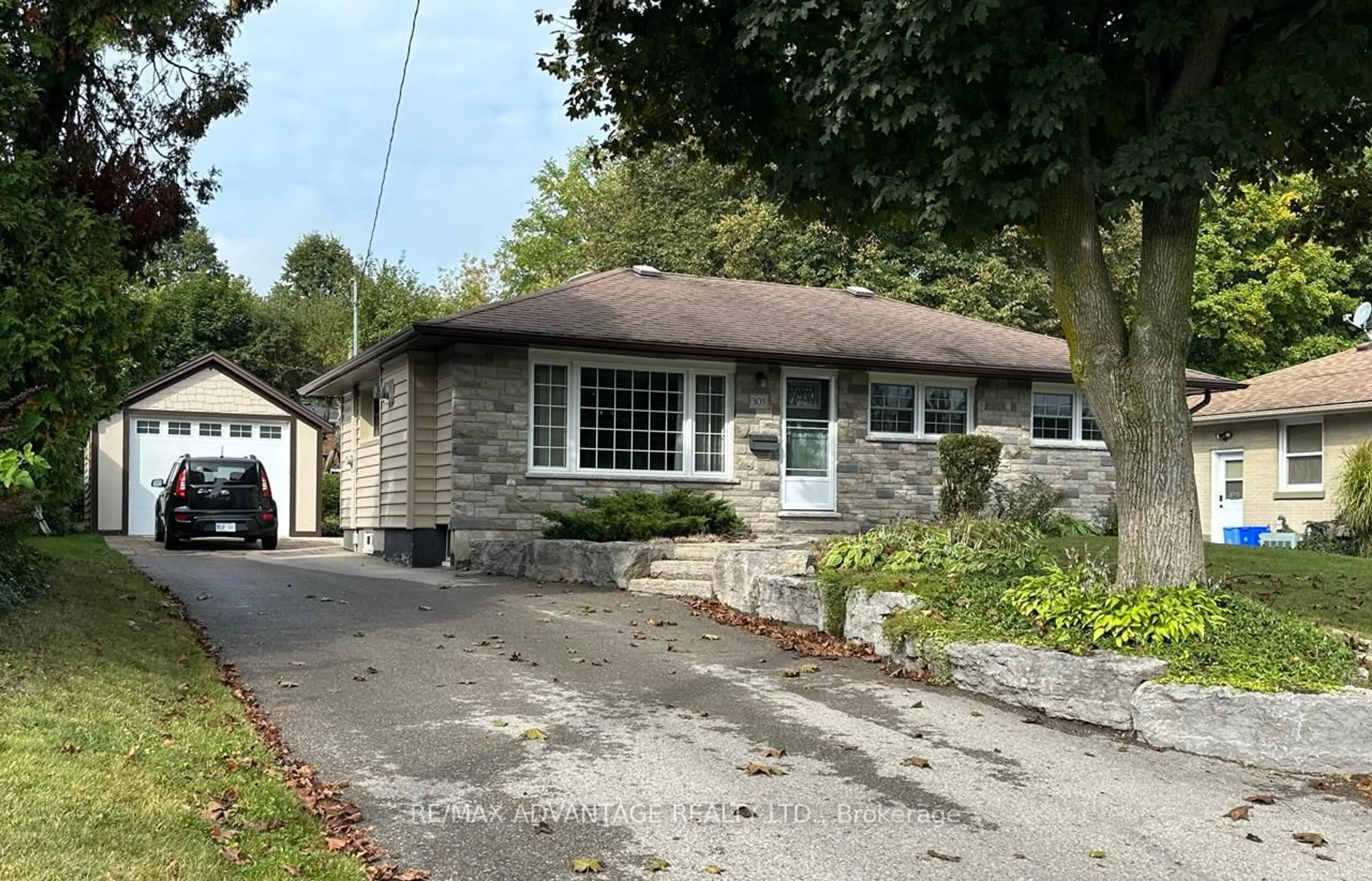 Home with vinyl exterior material, street for 303 Griffith St, London South Ontario N6K 2R5