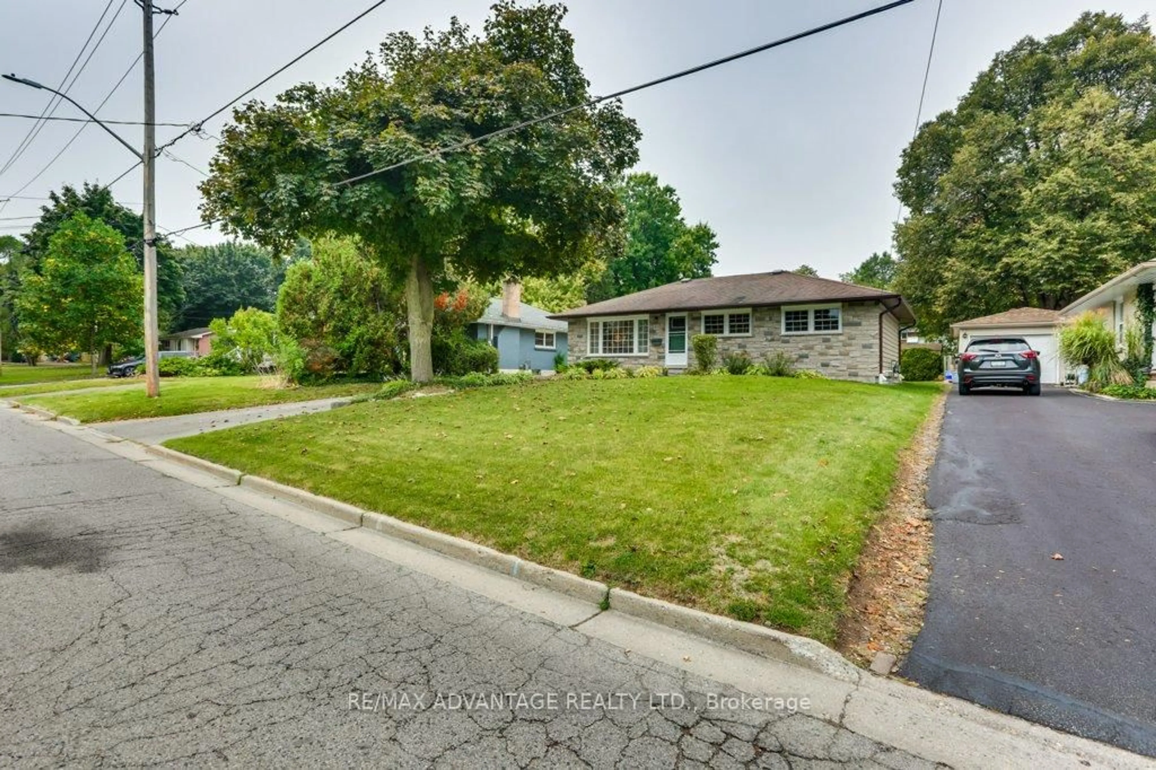 A pic from outside/outdoor area/front of a property/back of a property/a pic from drone, street for 303 Griffith St, London South Ontario N6K 2R5