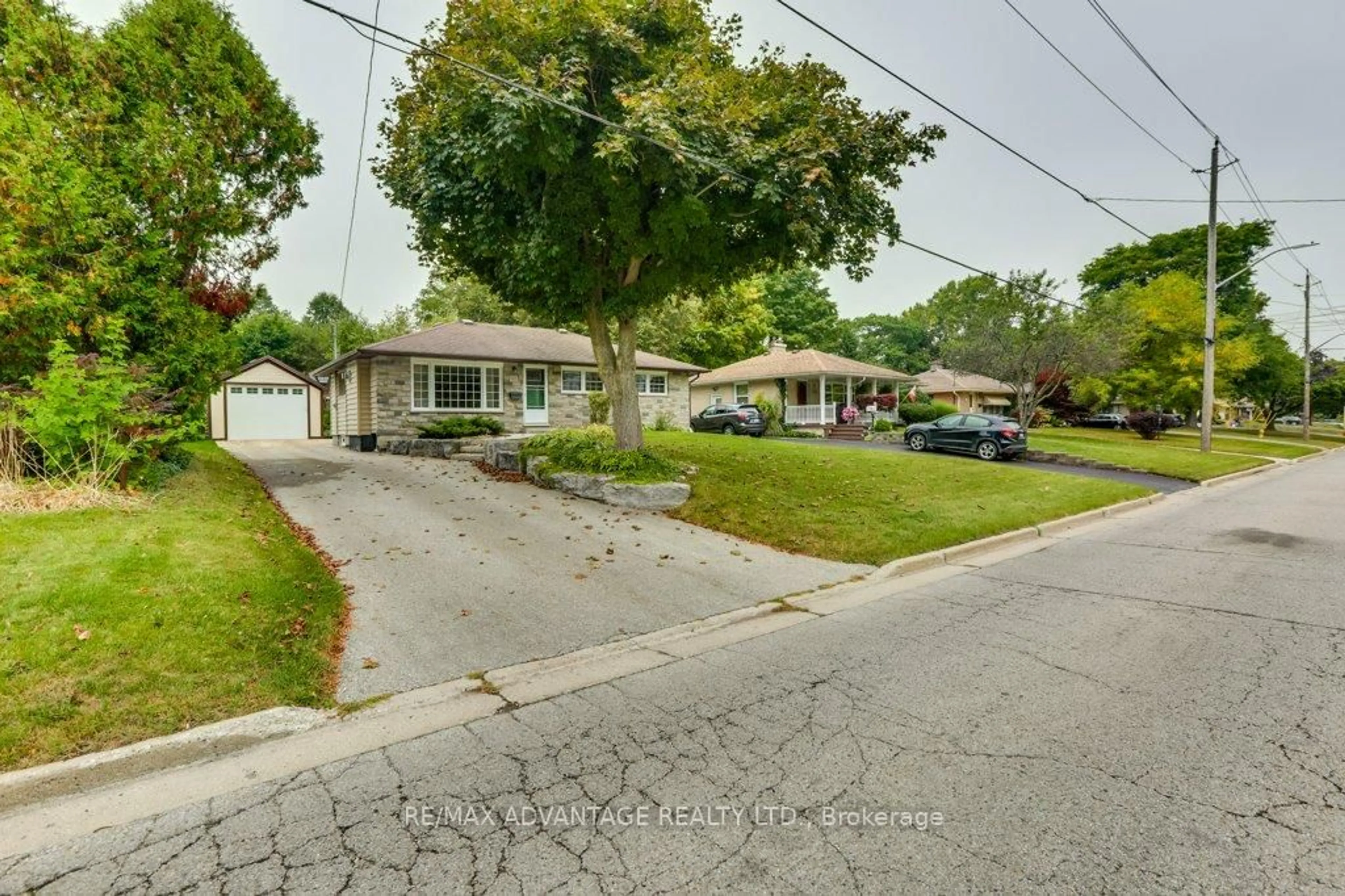 A pic from outside/outdoor area/front of a property/back of a property/a pic from drone, street for 303 Griffith St, London South Ontario N6K 2R5
