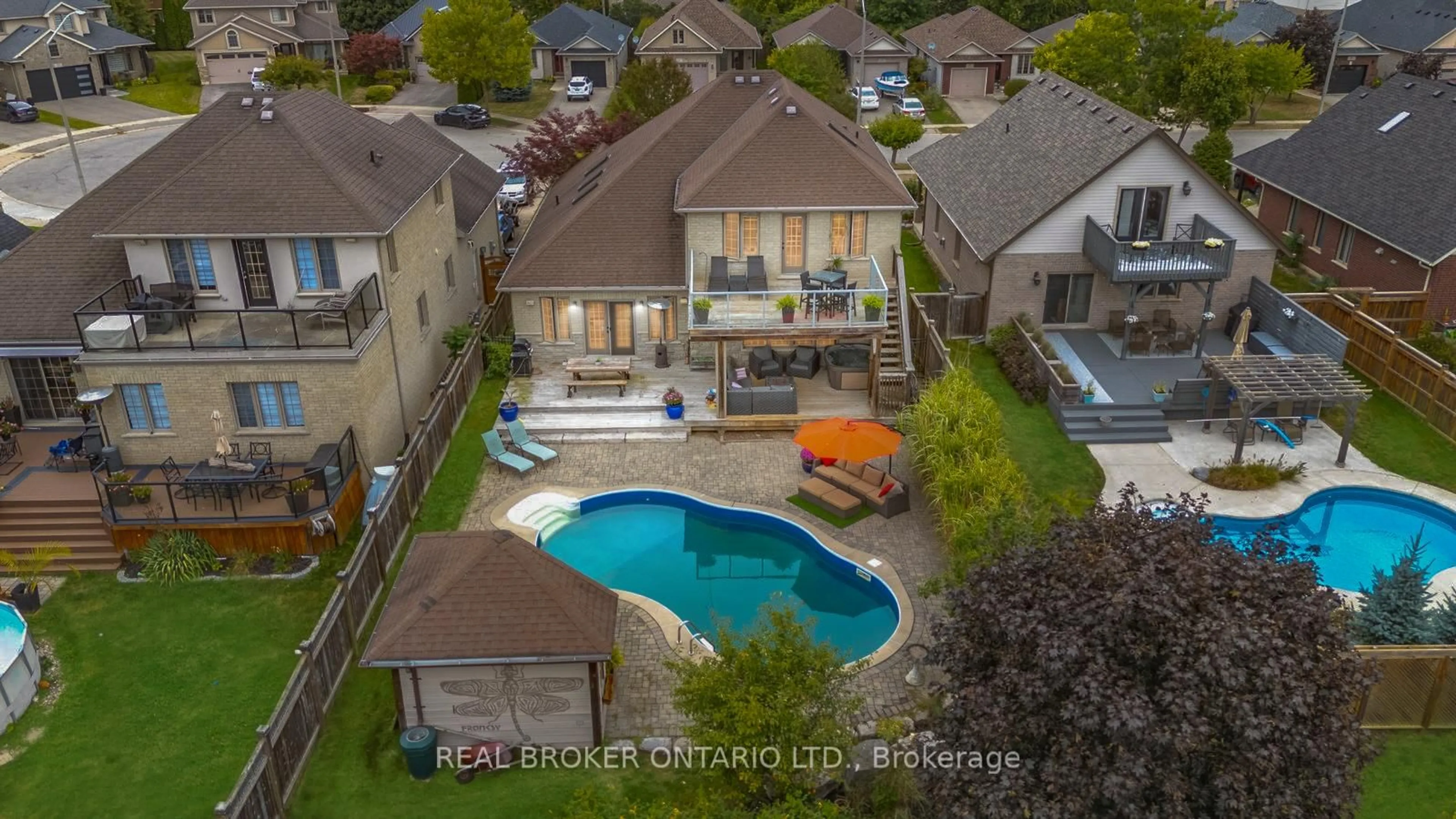 A pic from outside/outdoor area/front of a property/back of a property/a pic from drone, unknown for 23 Jamieson Crt, Brantford Ontario N3T 6T1