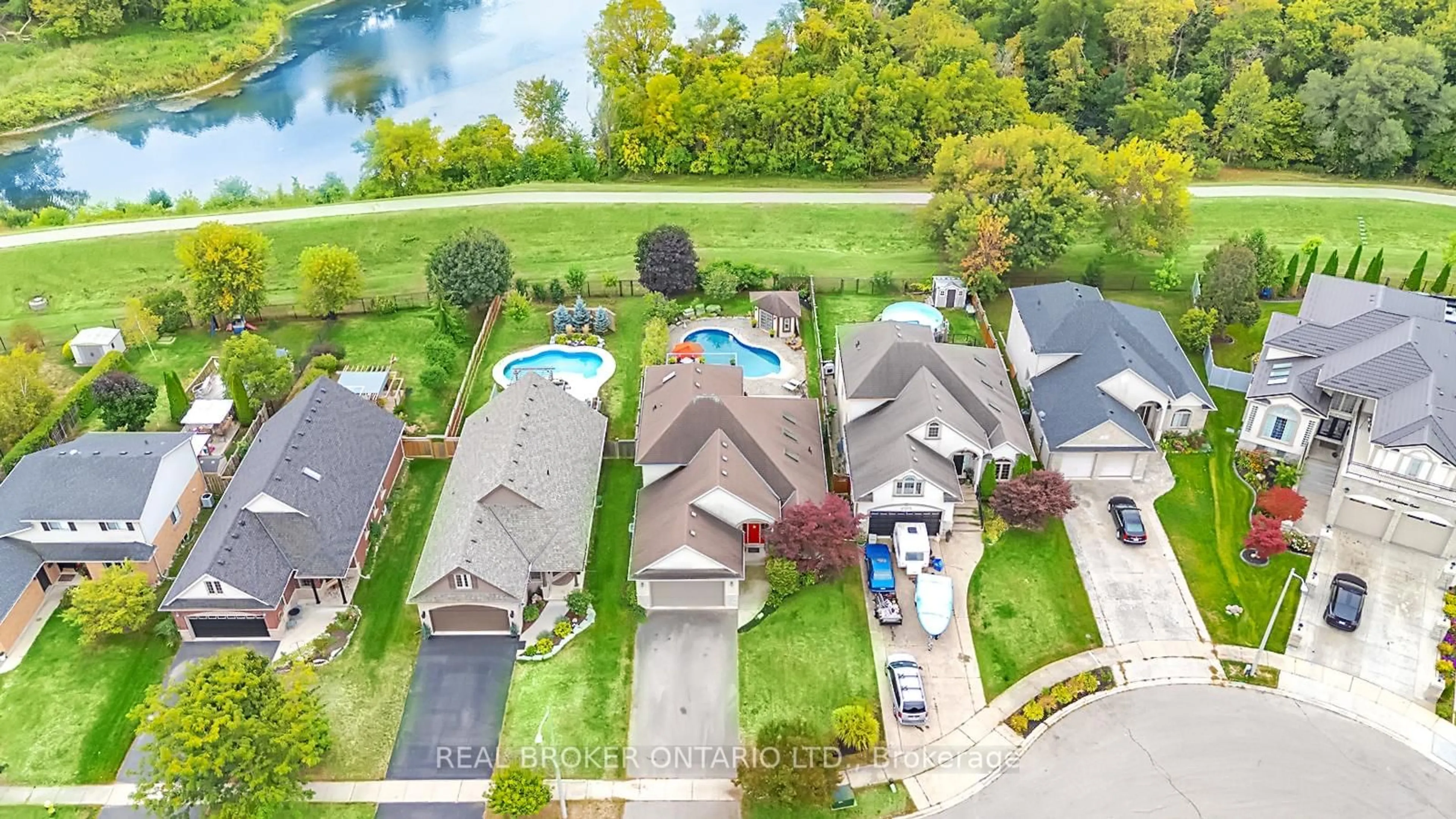 A pic from outside/outdoor area/front of a property/back of a property/a pic from drone, water/lake/river/ocean view for 23 Jamieson Crt, Brantford Ontario N3T 6T1