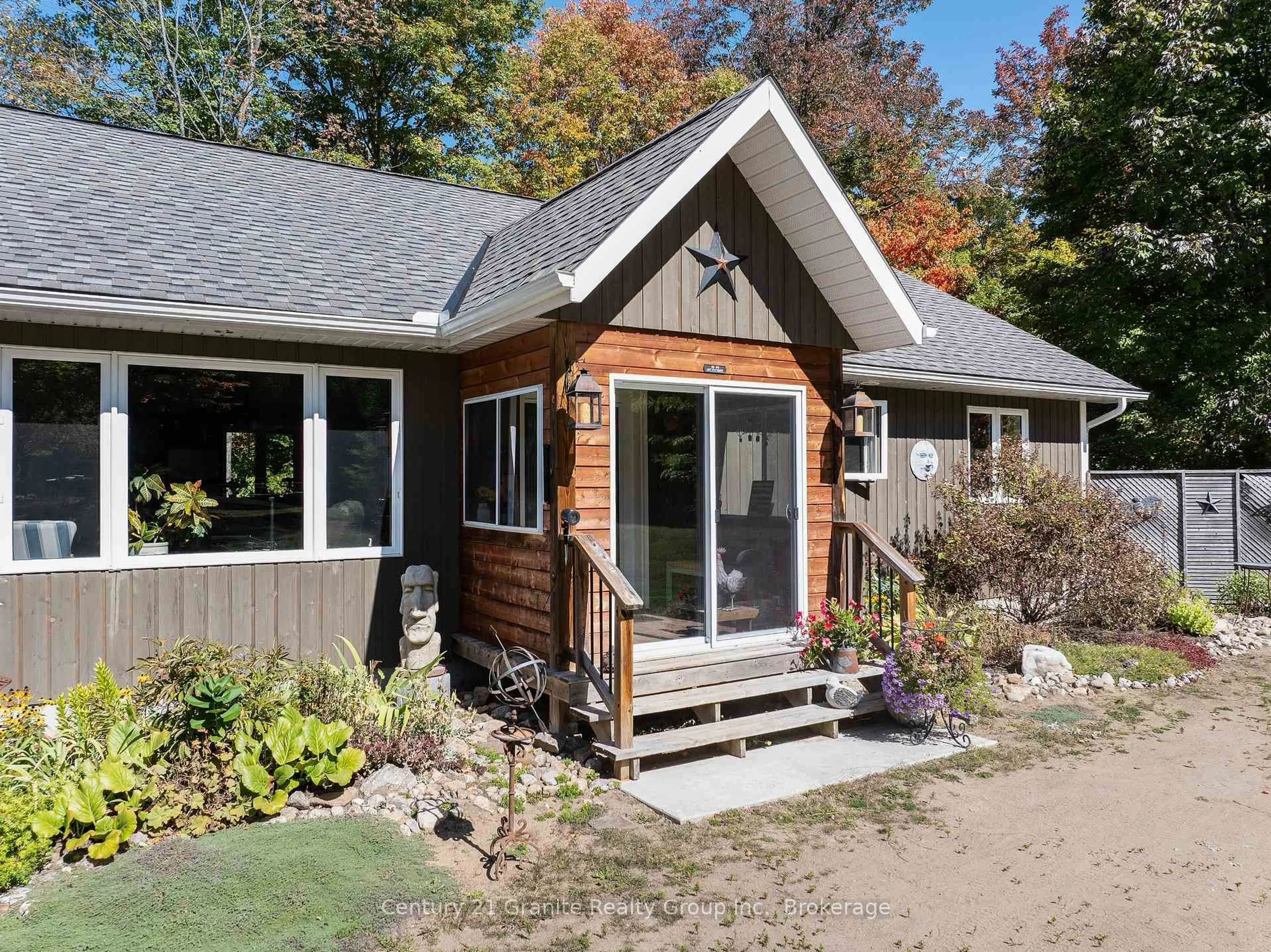 Home with vinyl exterior material, unknown for 1263 Burkes Rd, Dysart et al Ontario K0M 1S0