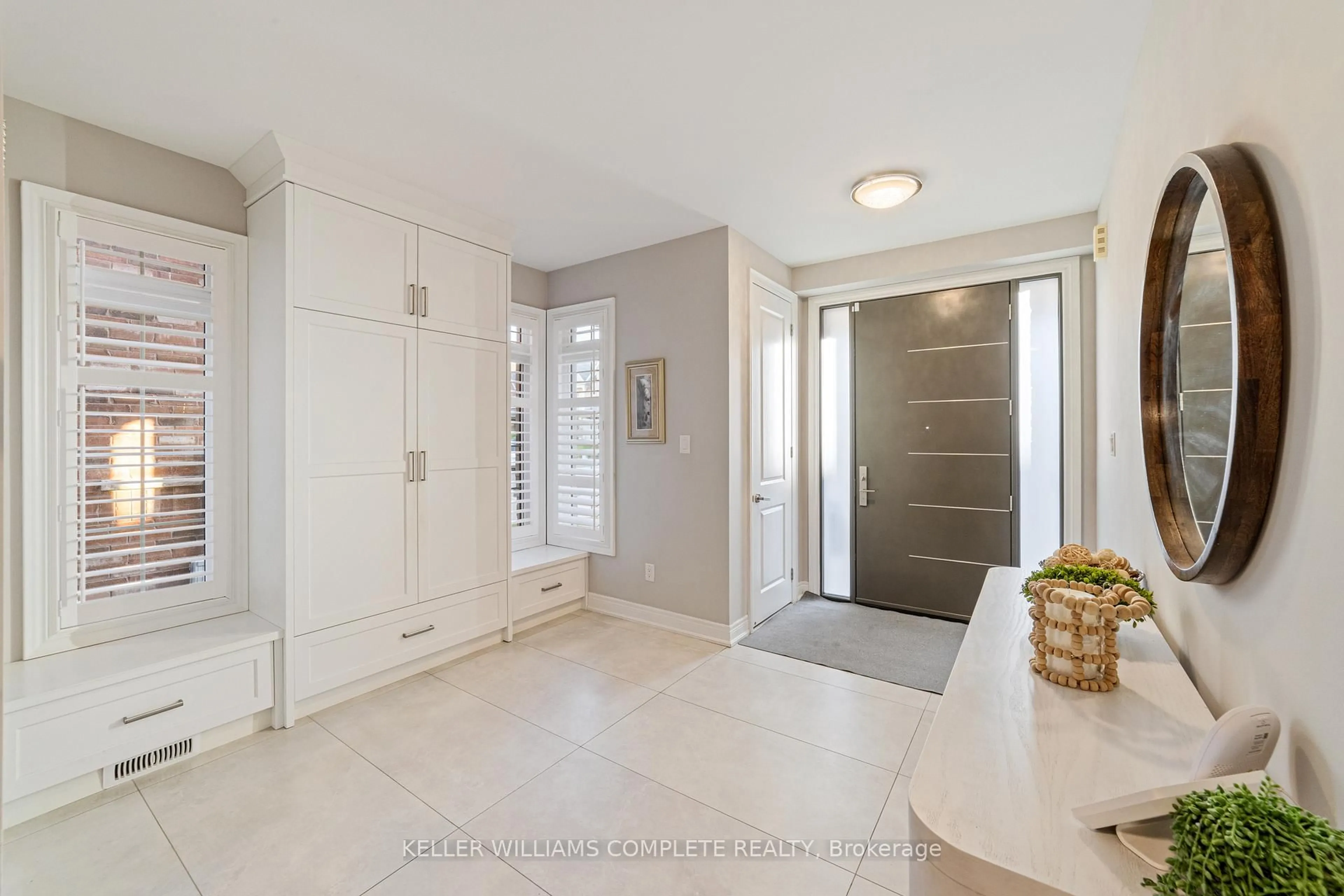 Indoor entryway for 24 MACBEAN Cres, Hamilton Ontario L8B 0S5