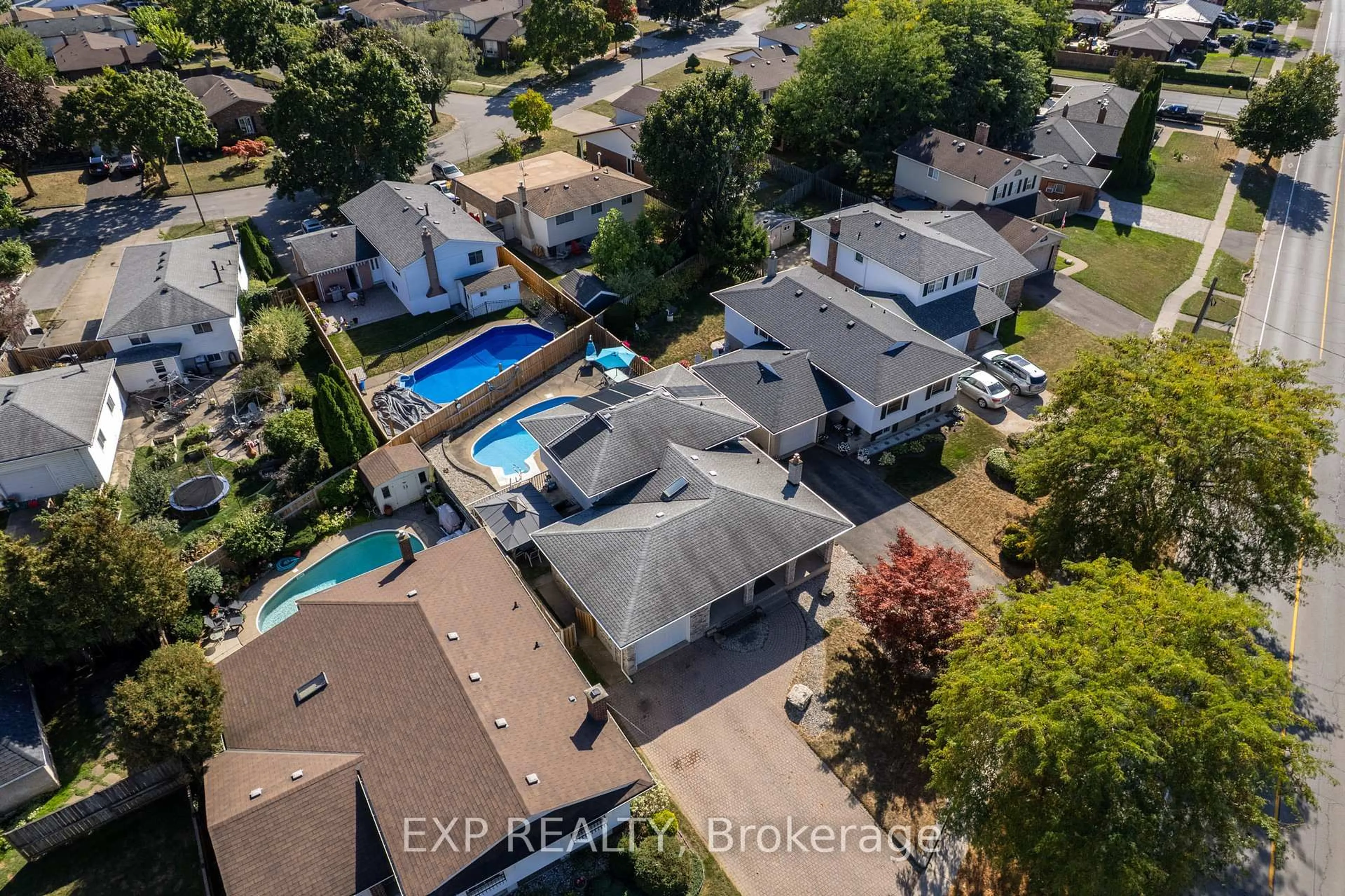 A pic from outside/outdoor area/front of a property/back of a property/a pic from drone, street for 494 Scott St, St. Catharines Ontario L2M 3X2