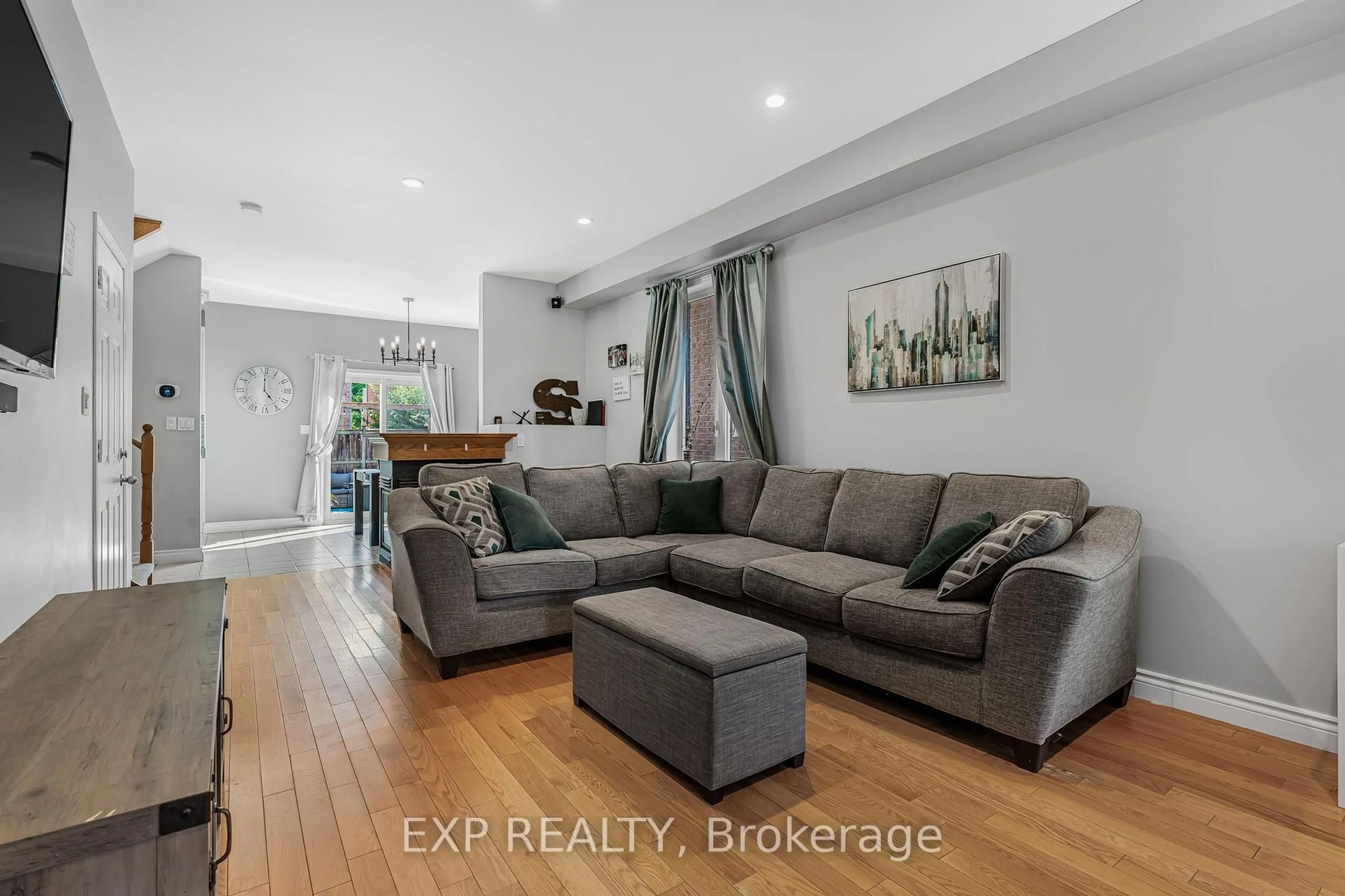 Living room with furniture, unknown for 117 Glenmeadow Cres, Hamilton Ontario L8E 6C1
