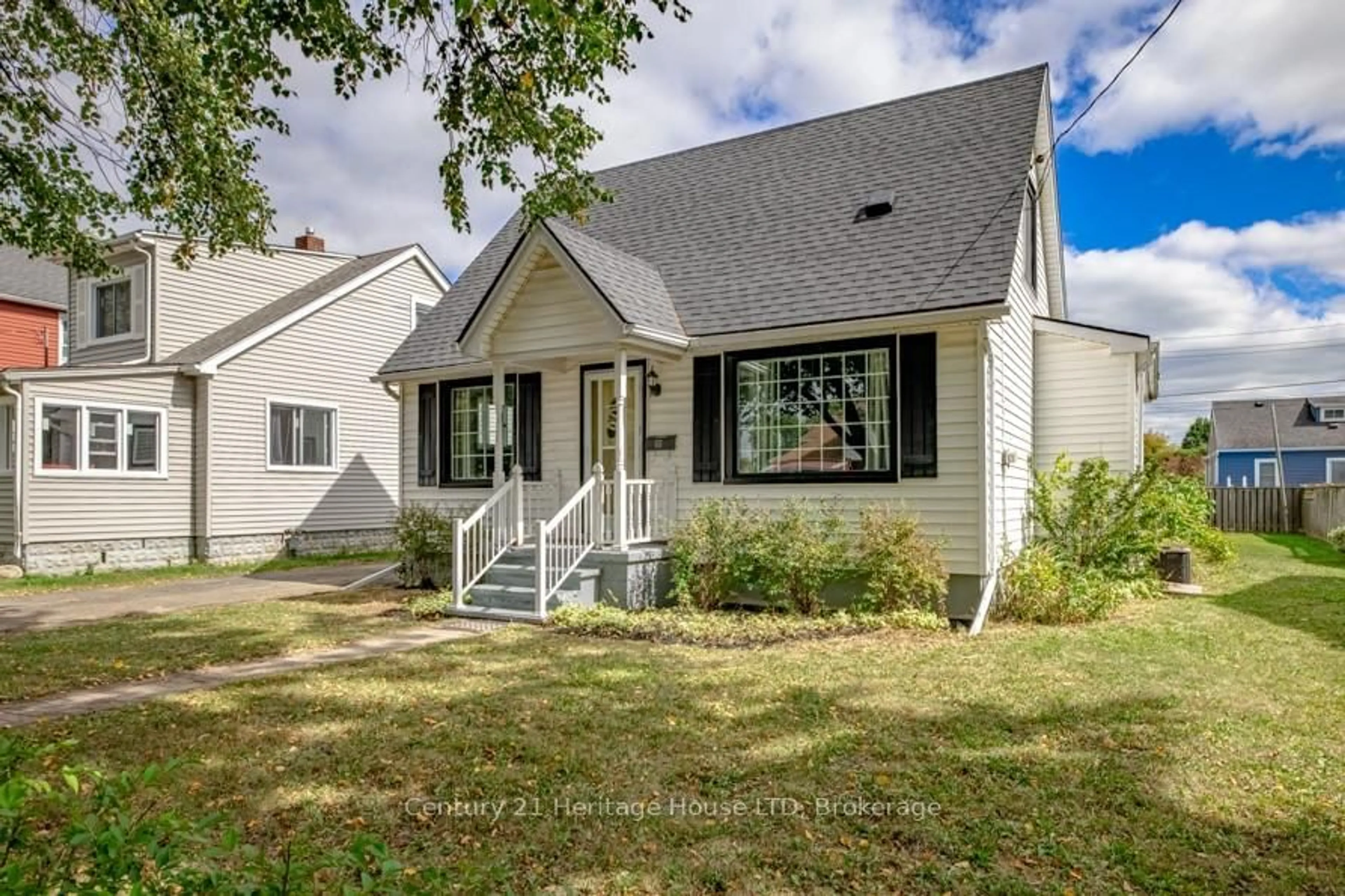 Home with vinyl exterior material, street for 68 Wallace Ave, Welland Ontario L3B 1R5
