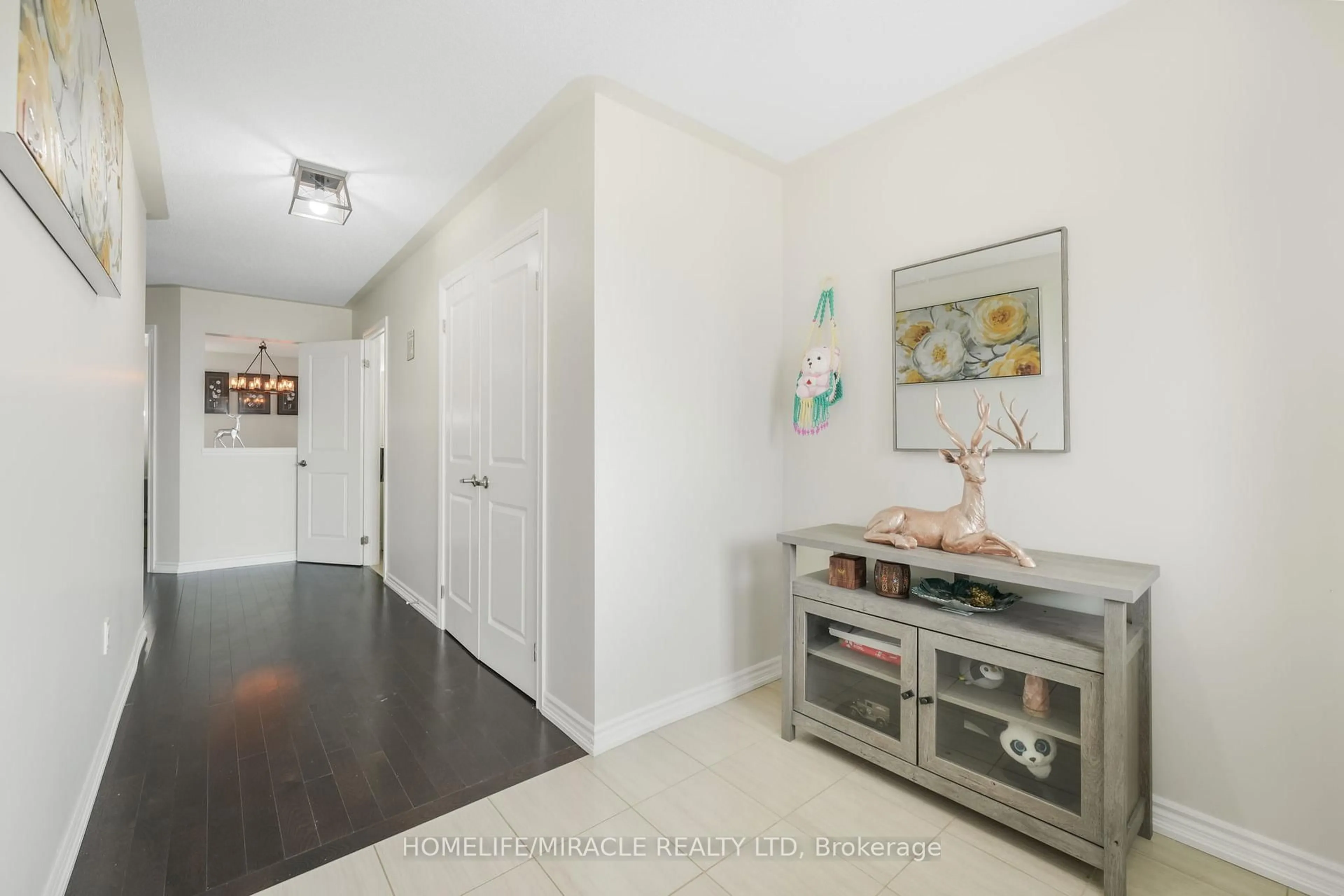 Indoor entryway for 92 Todd Cres, Southgate Ontario N0C 1B0