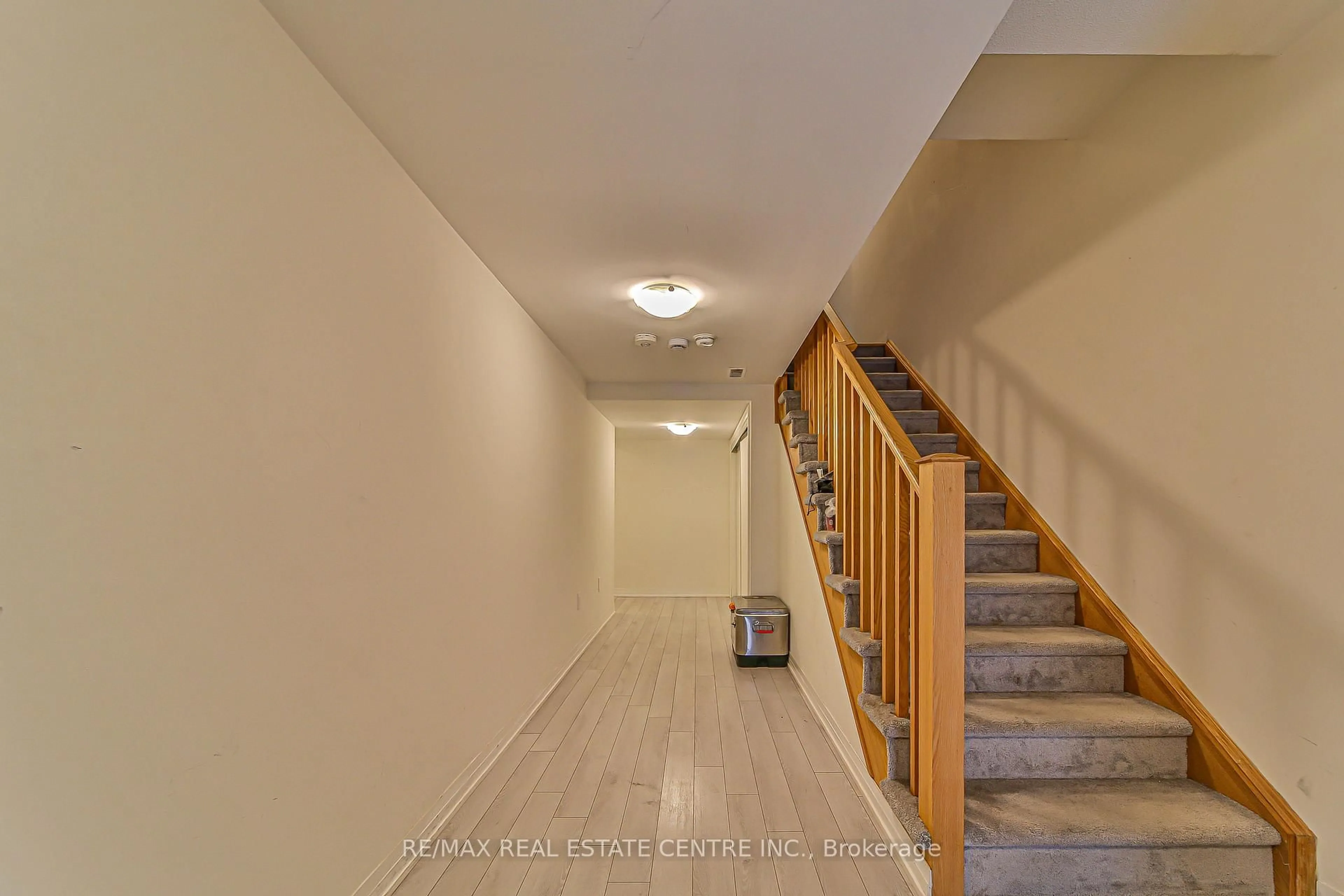 Indoor foyer for 585 Colborne St #902, Brantford Ontario N3S 0K4
