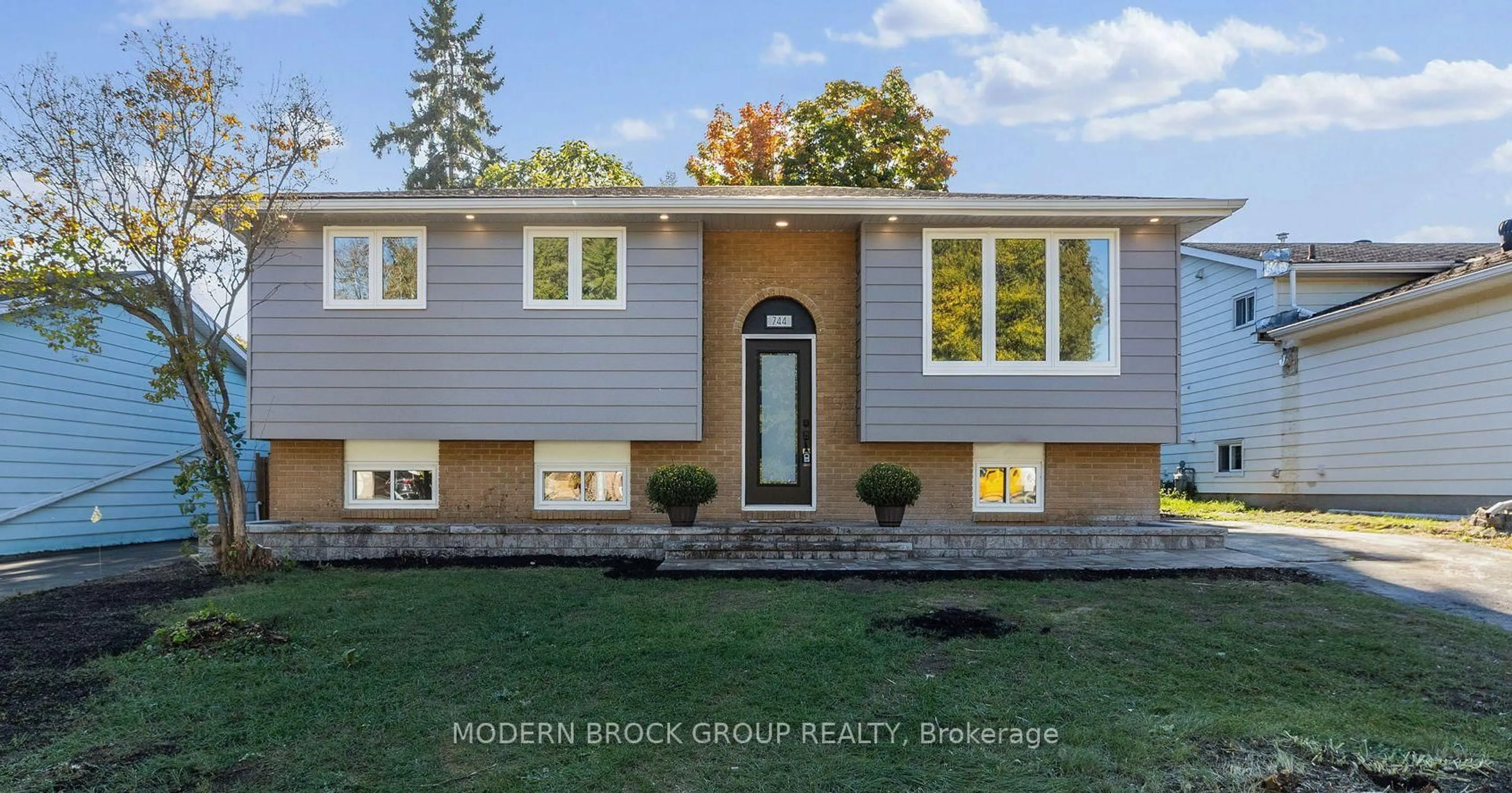 Home with vinyl exterior material, street for 744 Comstock Cres, Brockville Ontario K6V 6E1