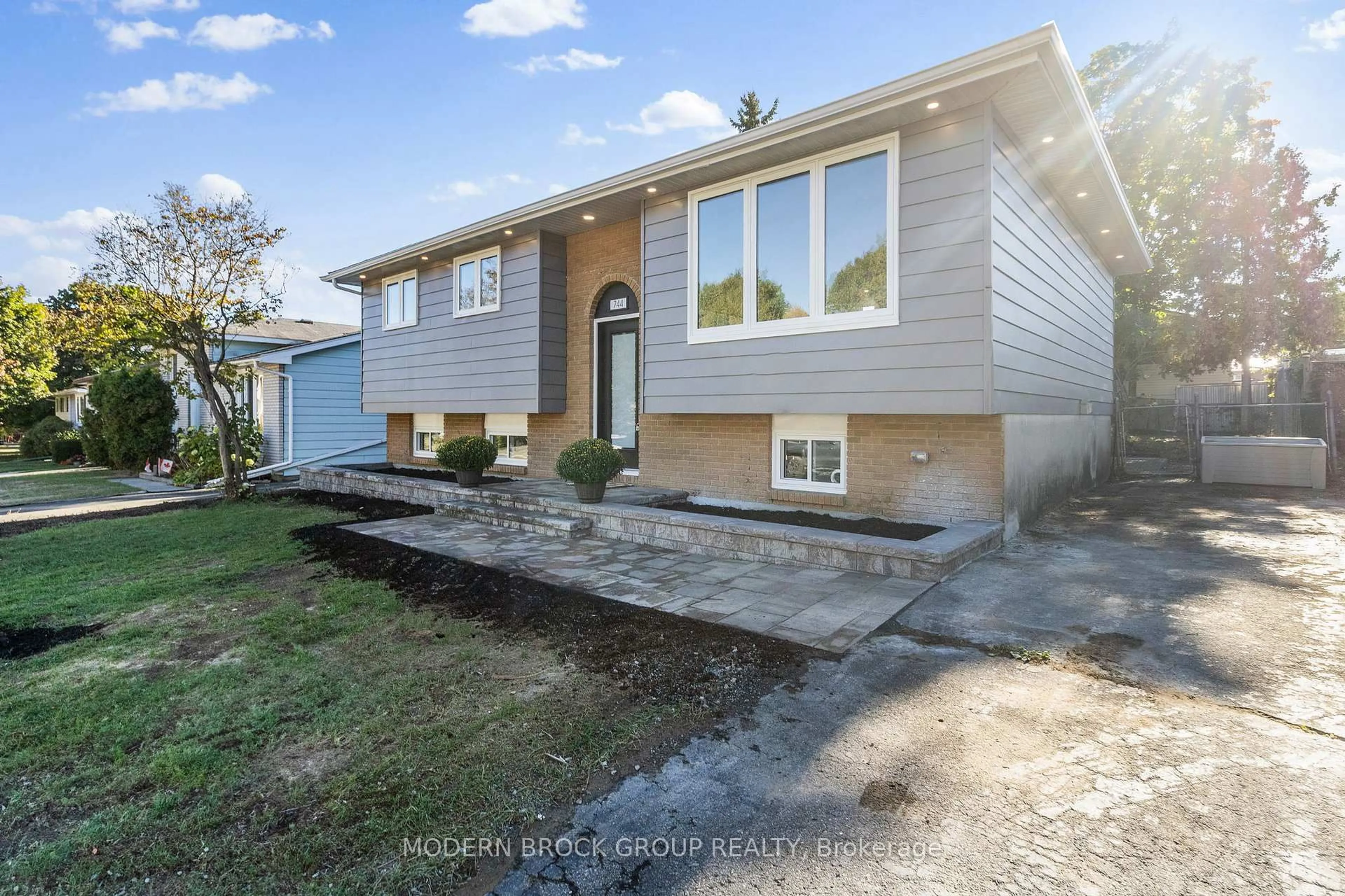 Home with vinyl exterior material, street for 744 Comstock Cres, Brockville Ontario K6V 6E1
