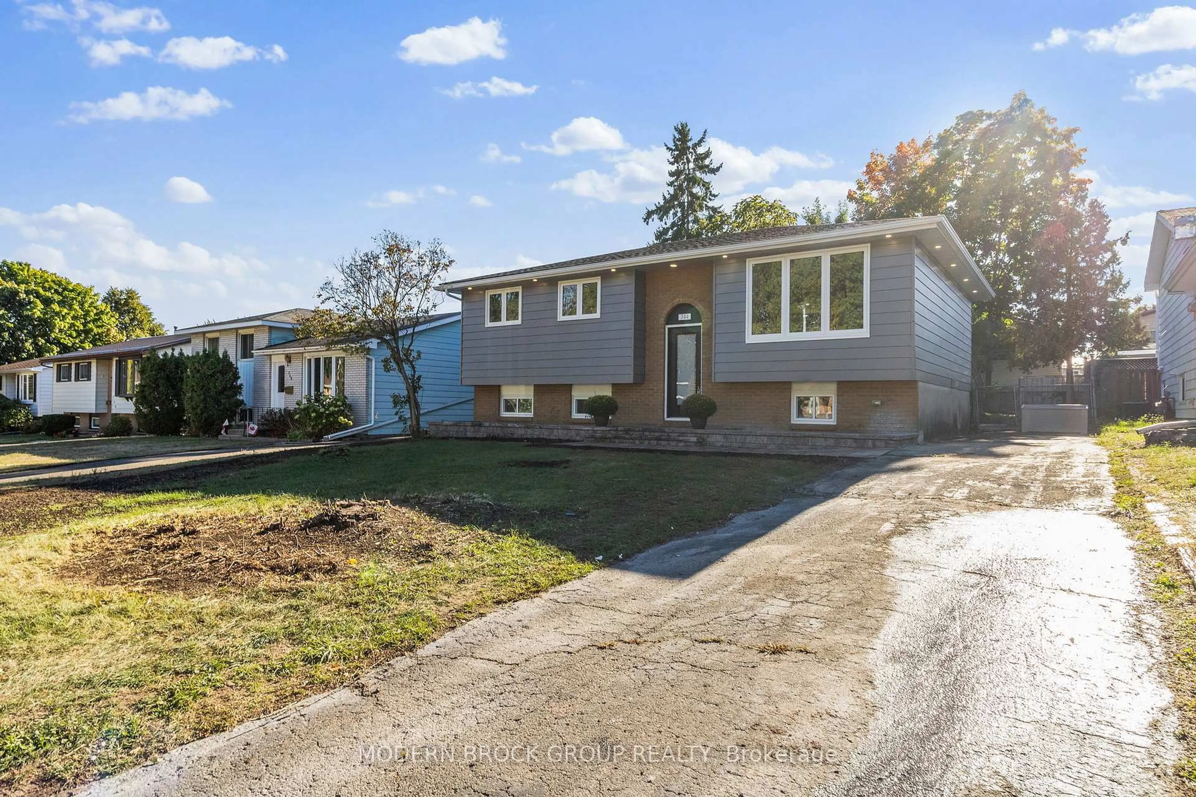 Home with vinyl exterior material, street for 744 Comstock Cres, Brockville Ontario K6V 6E1