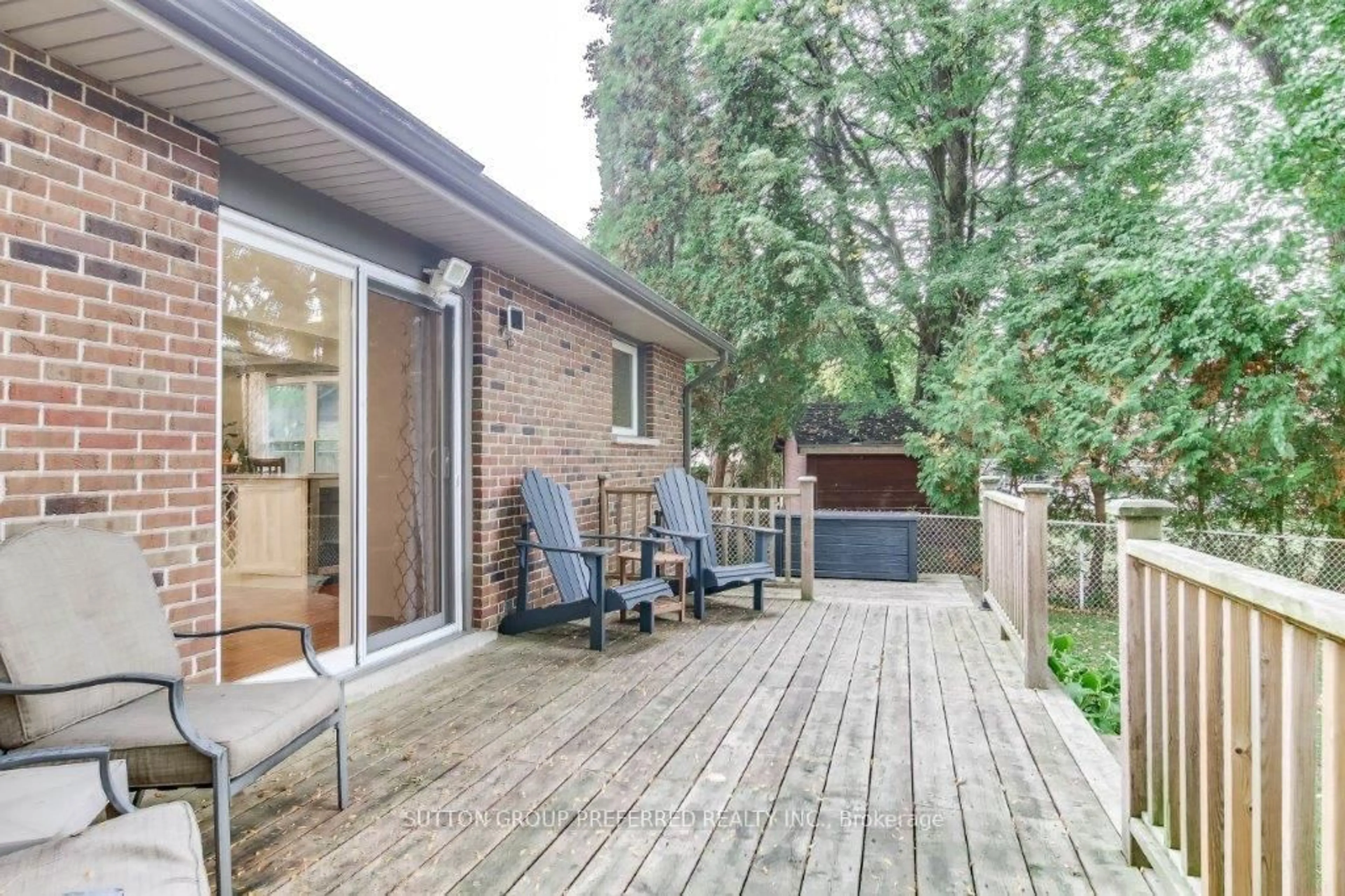 Patio, street for 1295 Hastings Dr, London North Ontario N5X 2J1
