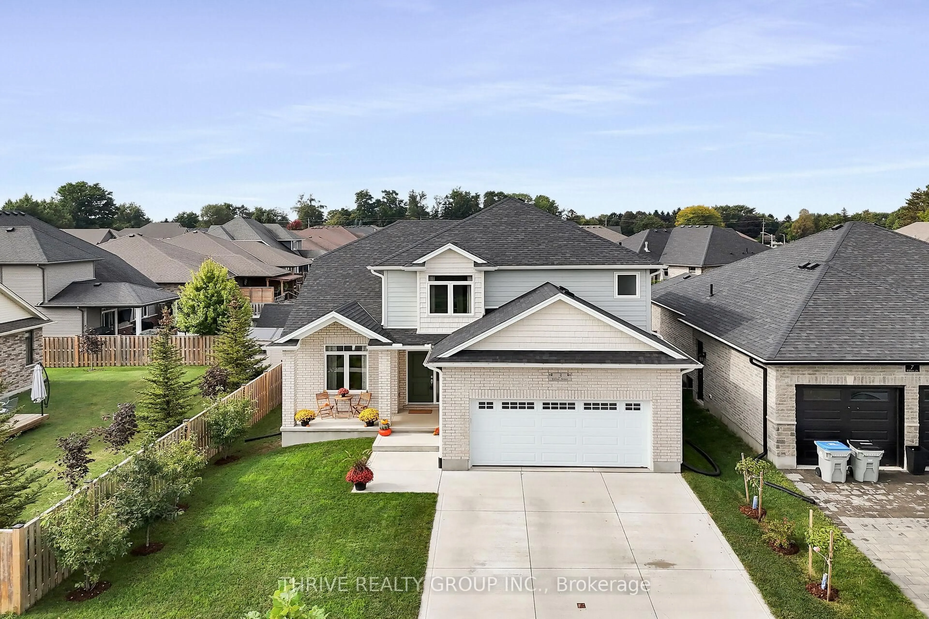 A pic from outside/outdoor area/front of a property/back of a property/a pic from drone, street for 3 Elliot St, Strathroy-Caradoc Ontario N7G 0H2