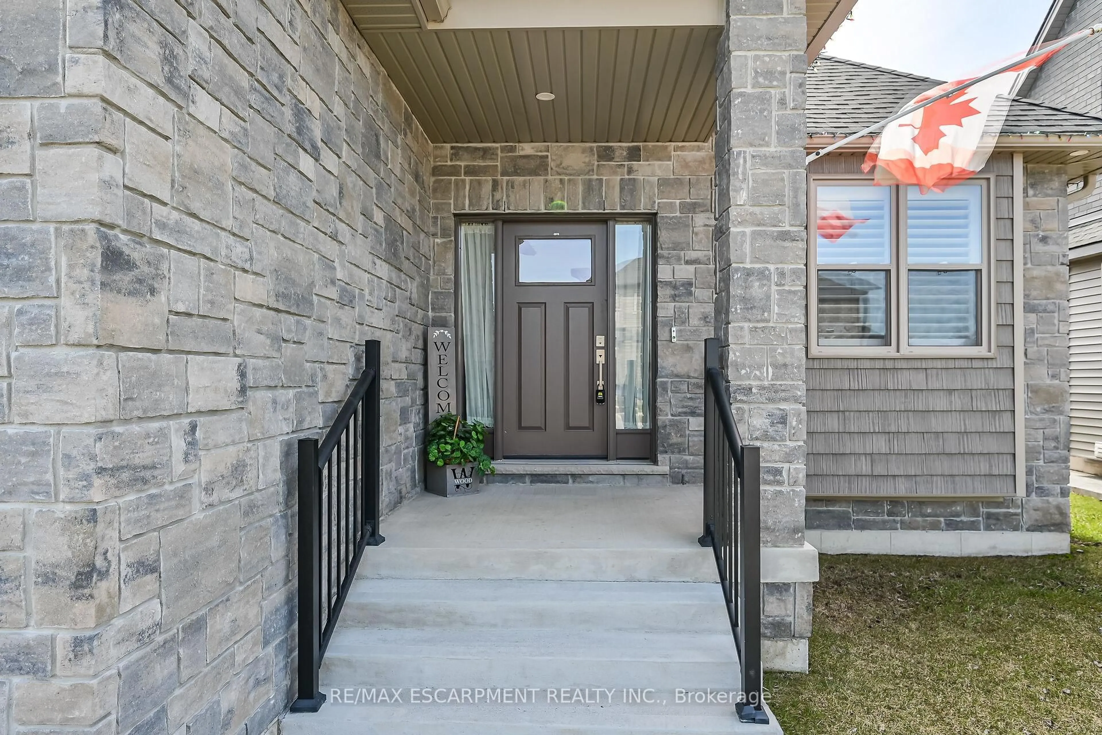 Indoor entryway for 13A Cumberland St, Brantford Ontario N3S 7J6