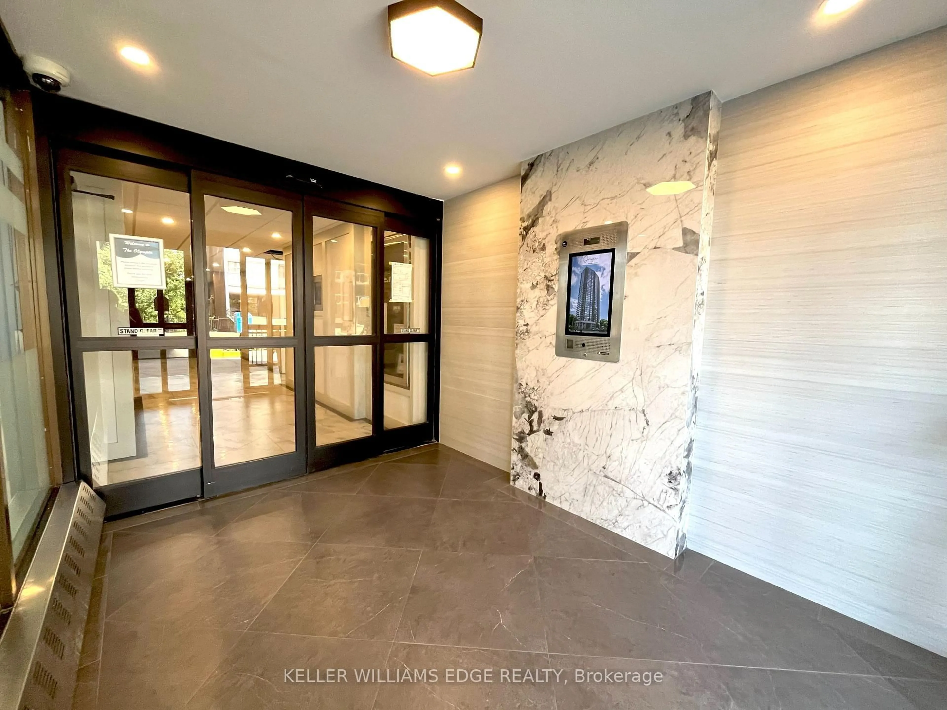 Indoor foyer for 150 Charlton Ave #2206, Hamilton Ontario L8N 3X3